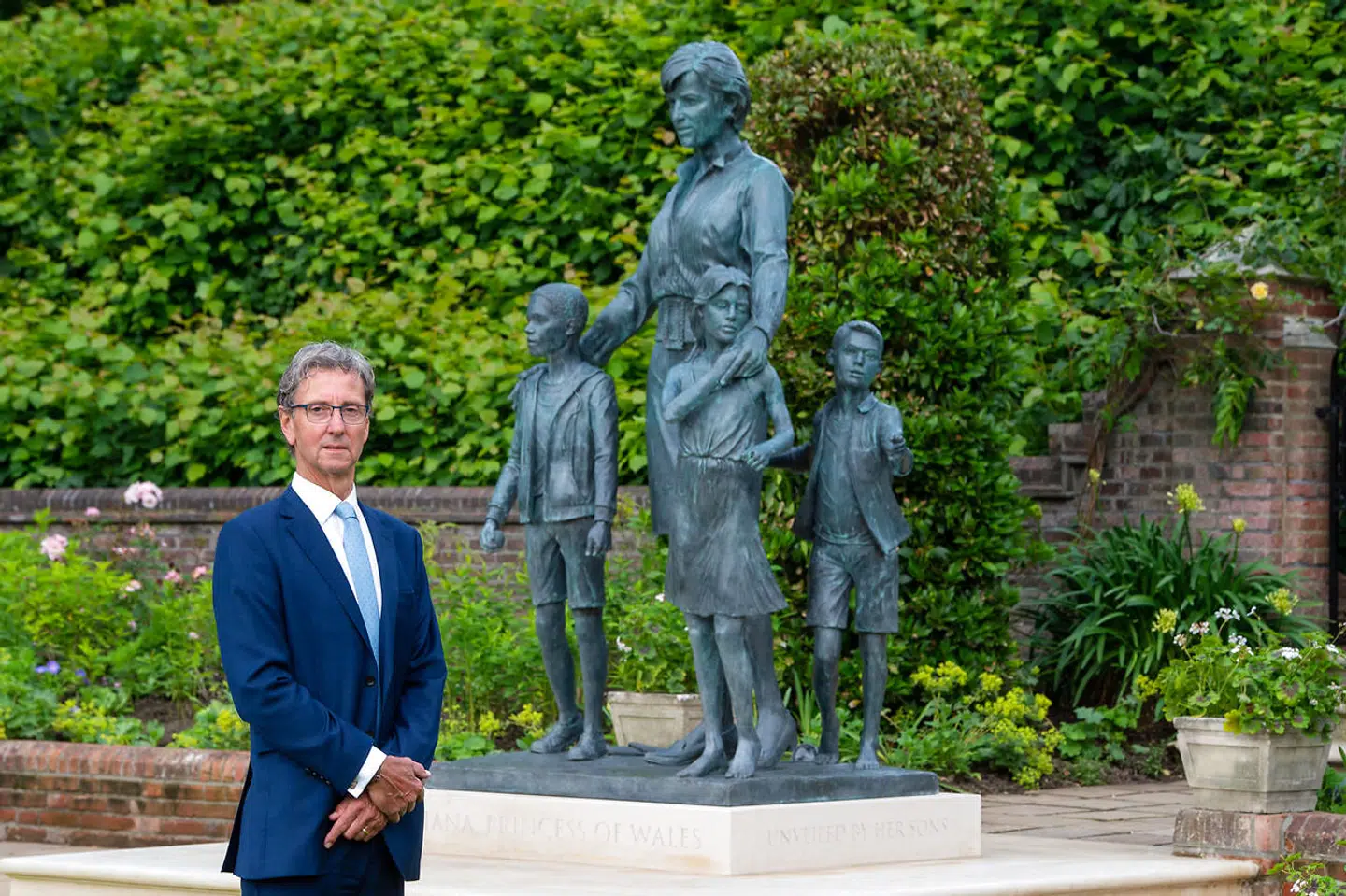Her ses skulptøren Ian Rank-Broadley og hans bronzestatue af prinsesse Diana med de tre børn, der skal repræsentere universaliteten og den generationsbrydende effekt ved hendes arbejde.