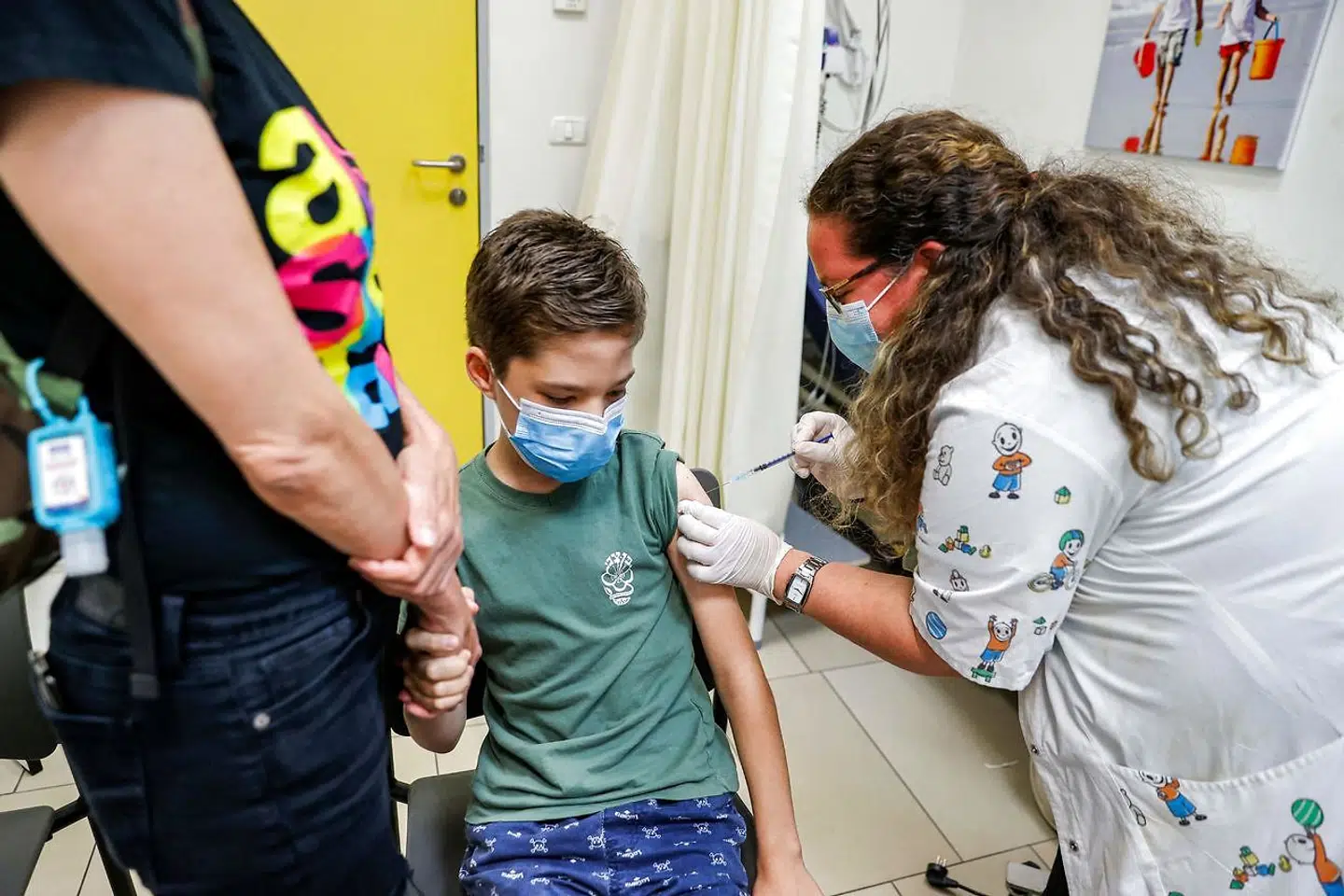 I Israel, der er verdens mest vaccinerede land, har man den seneste tid registreret flere udbrud med deltavarianten, og man opfordrer derfor forældre til at lade deres 12-15-årige børn vaccinere. (Photo by JACK GUEZ / AFP)