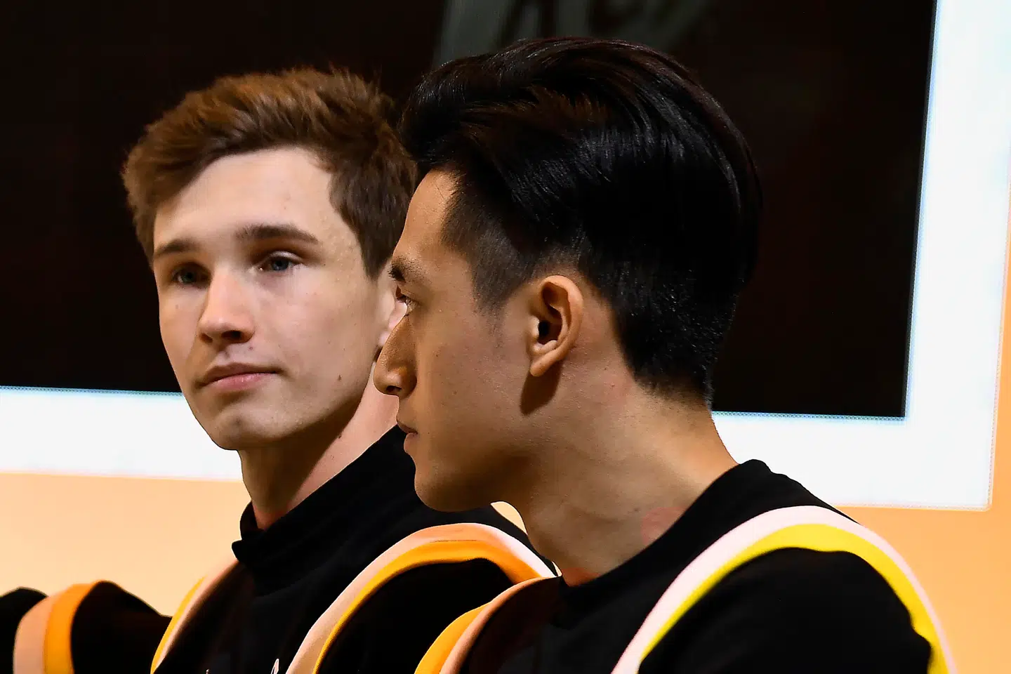 Kinesiske Guanyu Zhou (th.) leverede en flot indsats i sin første officielle træning for Alpine F1 Team. Dermed sætter han danske Christian Lundgaards (tv.) Formel 1-drøm under yderligere pres.