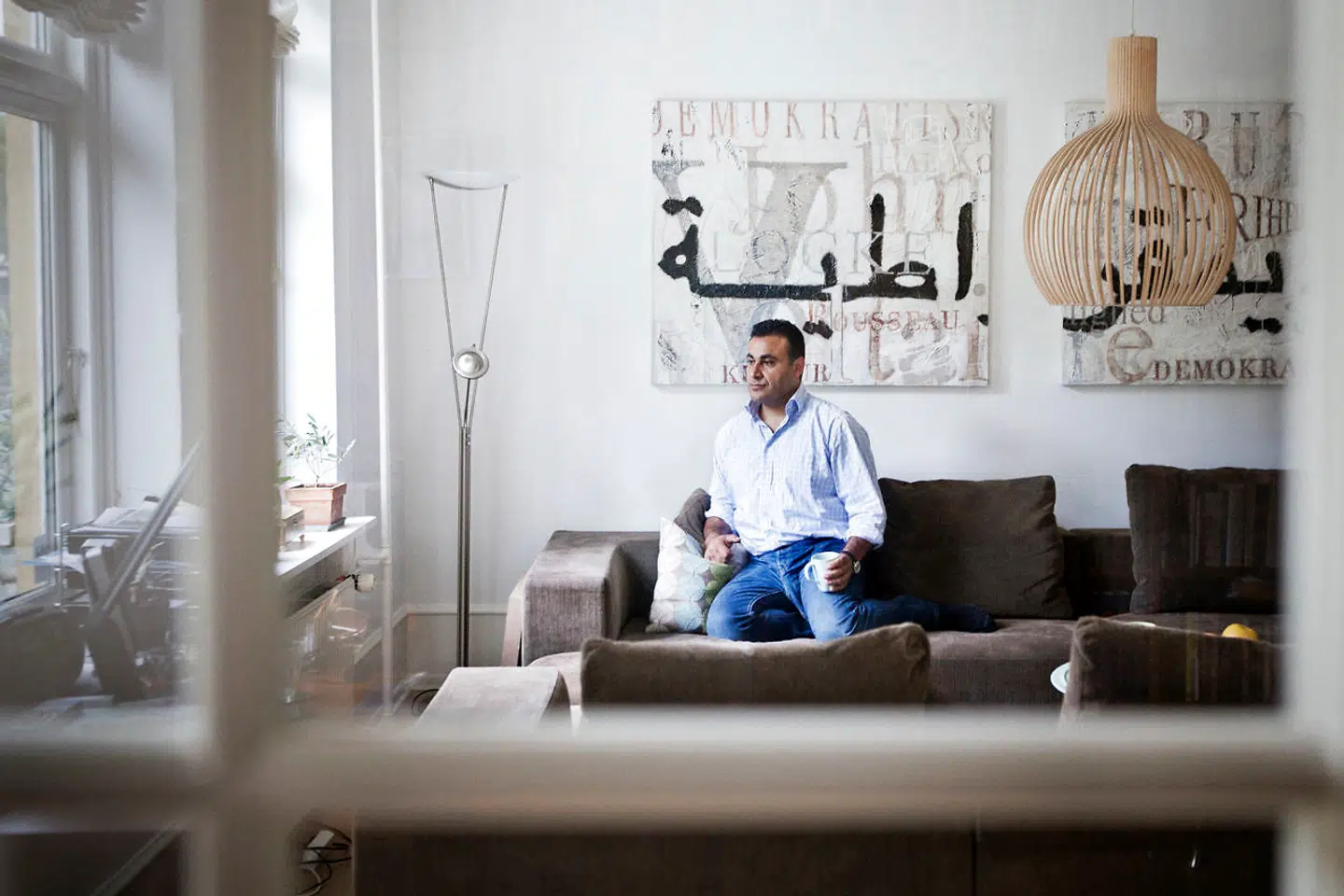 Naser Khader (K) er ved flere lejligheder blevet fotograferet foran de to malerier, som kunstner Karen Dirks malede til ham tilbage i 2004.