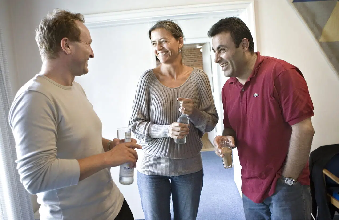 Martin Lidegaard (tv), Margrethe Vestager og Naser Khader hygger sig inden De Radikales sommergruppemøde går i gang tirsdag den 15. august 2006 på konferencentret Egelund i Nordsjælland.