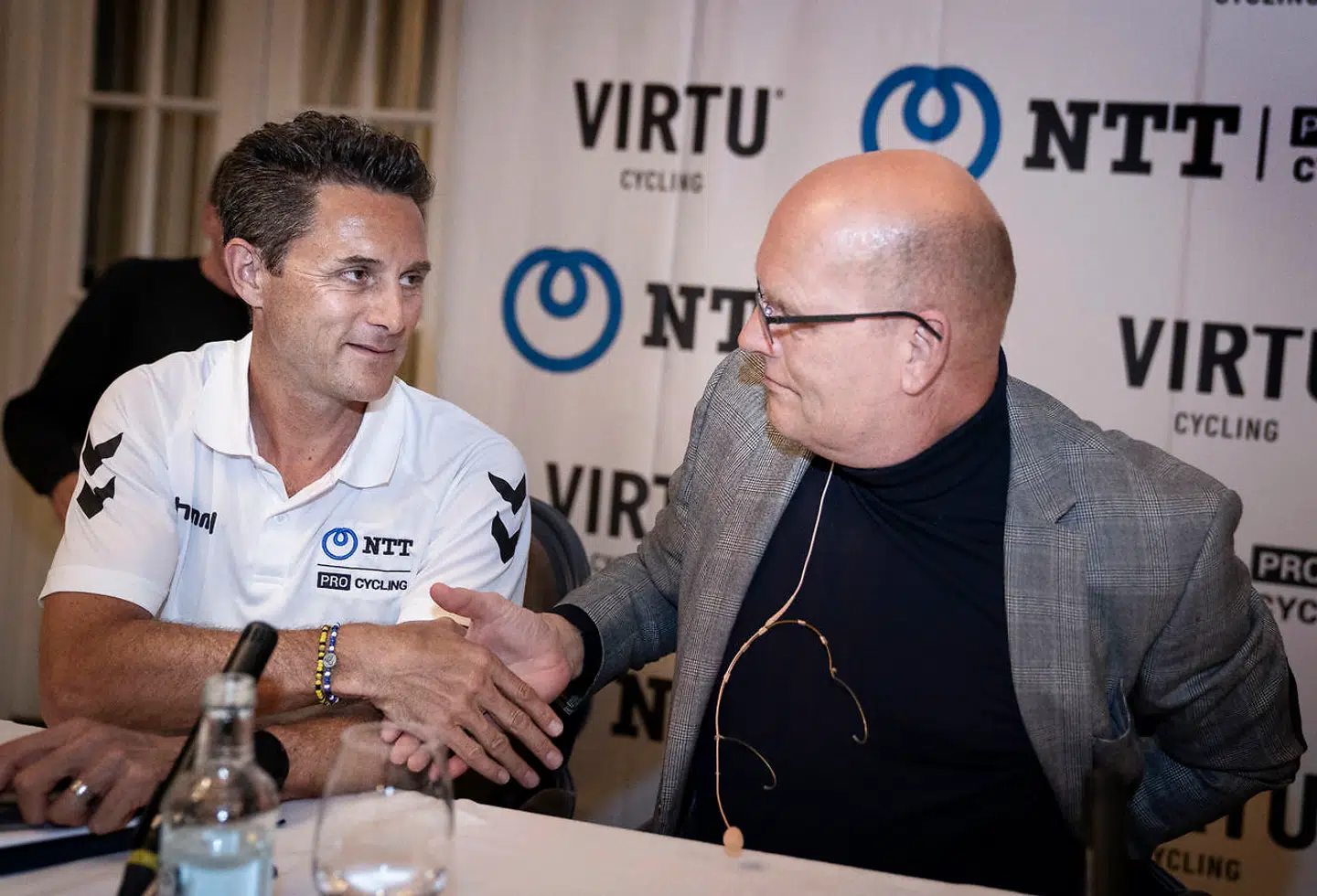 Bjarne Riis og NTT-ejer Douglas Ryder giver hinanden hånden ved et pressemøde på Hotel d'Angleterre 8. januar 2020. Her bliver det annonceret, at Riis bliver en del af holdet.