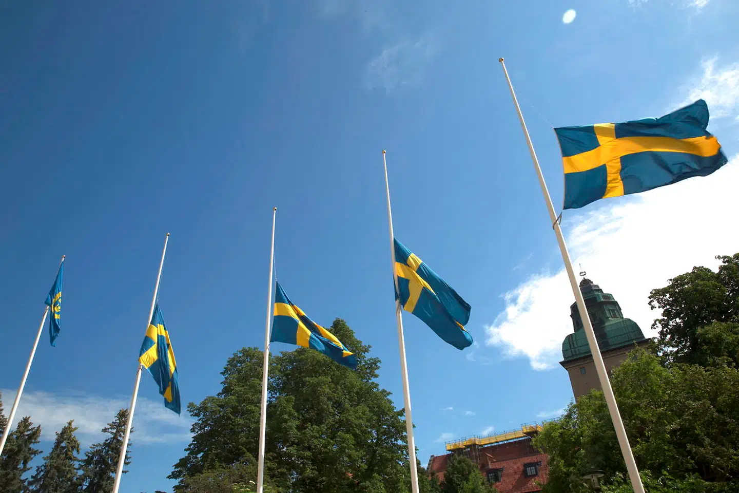 Svenske flag på halv ved Politigården i Gøteborg