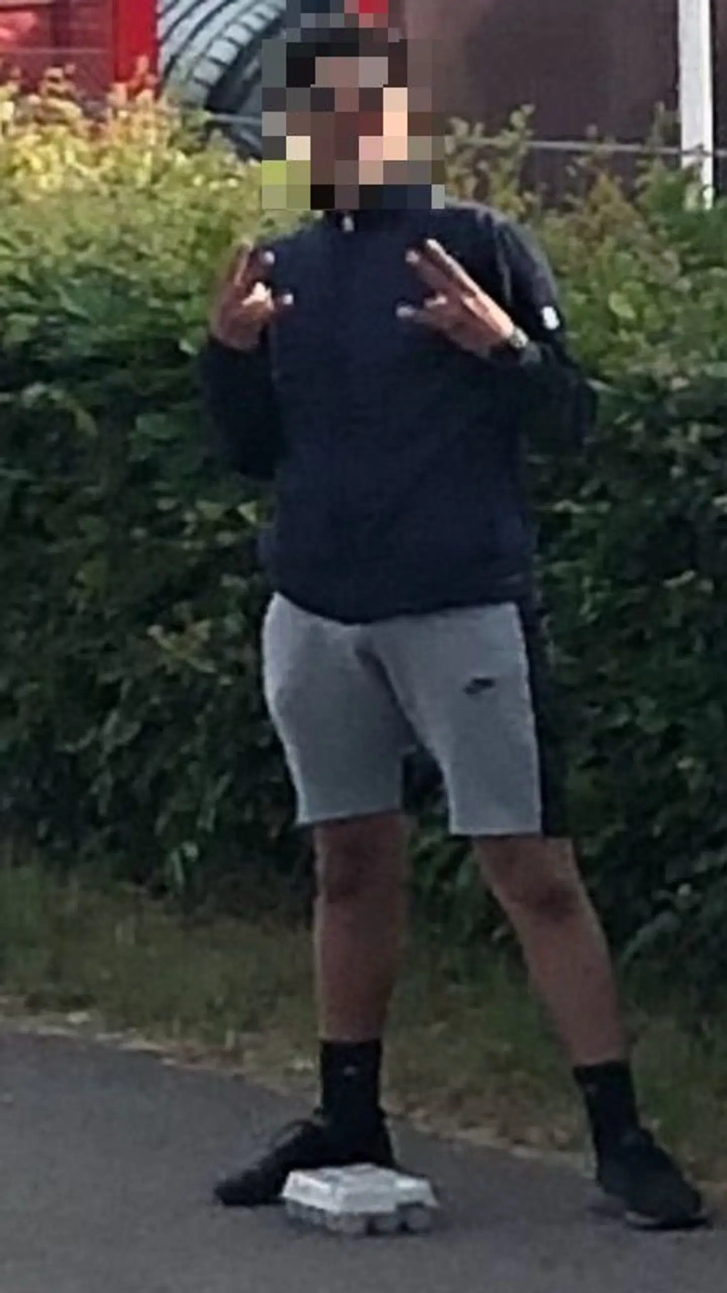 En af gerningsmændene, som chaufførens 23-årige datter nåede at tage et foto af inde fra vognen.