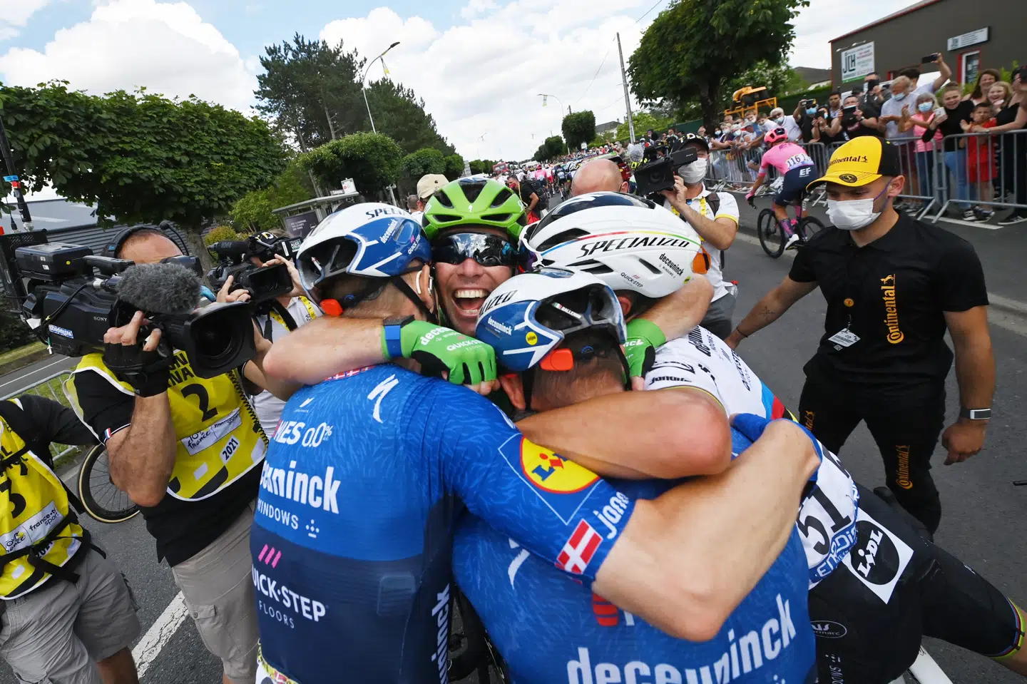 Mark Cavendish fik en stor krammer af sine holdkammerater efter sejren på Tour de Frances 6. etape torsdag. David Stockman/Reuters