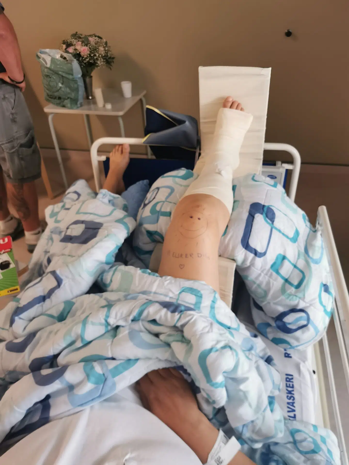 Mona Elisabeth Bang-Madsen ligger stadig på Hvidovre Hospital og venter på at blive opereret