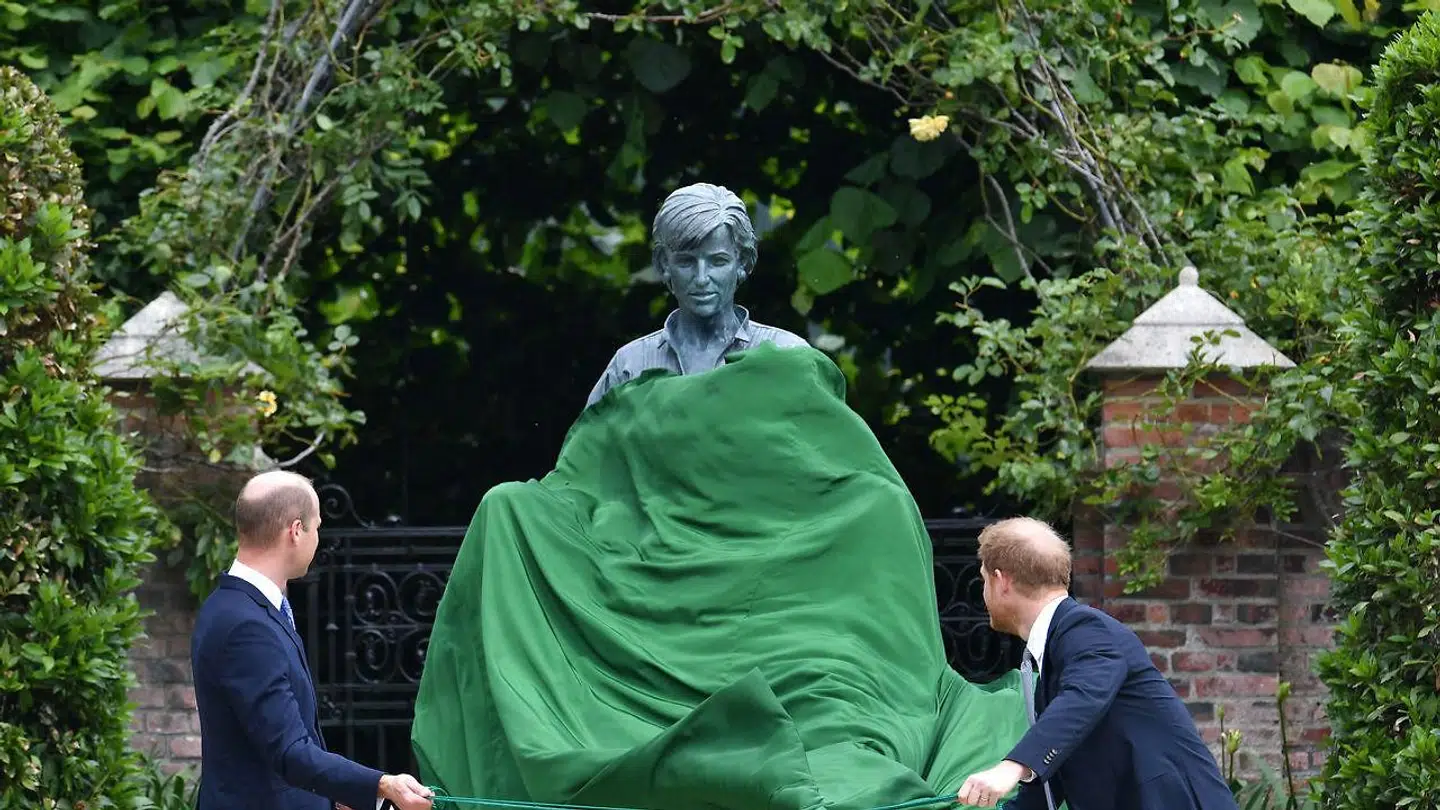 Prins William og prins Harry kunne sammen afsløre statuen af deres mor, prinsesse Diana. (Photo by Dominic Lipinski / POOL / AFP)