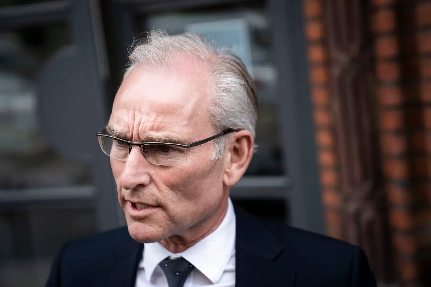 Per Larsen (C) forlader mødet i Sundhedsministeriet. Sundhedsminister Magnus Heunicke (S) mødes med partiledere i Sundhedsministeriet for at drøfte vacciner og vaccinationskalenderen. Vaccinationskalenderen er ikke blevet opdateret siden midten af april, og myndighederne ventes også måske i denne uge at komme med en melding om vaccinen fra Johnson & Johnson.. (Foto: Emil Helms/Ritzau Scanpix)