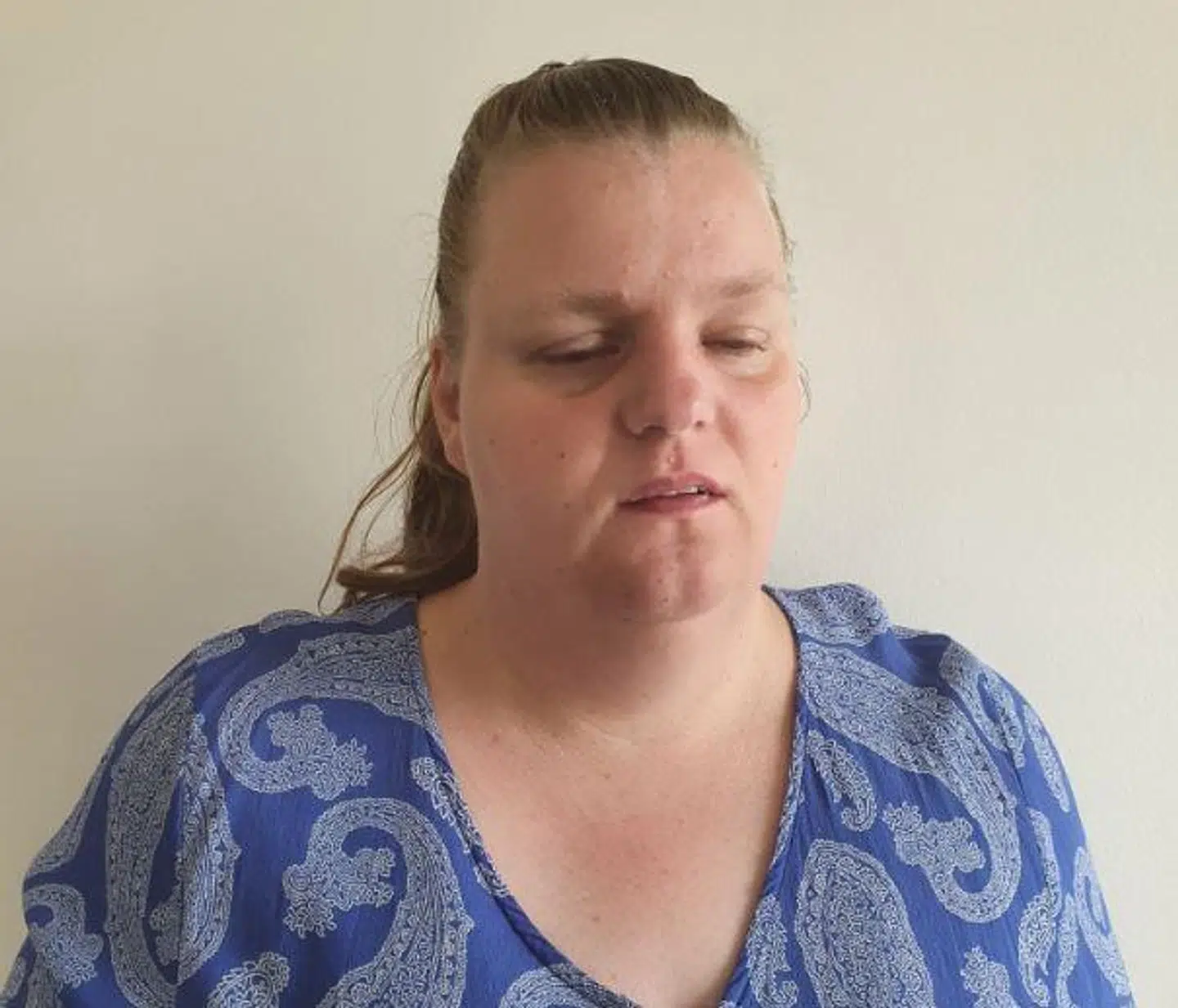 Rikke Hovmand er to gange faldet over gabende sten og fliser i sit lokalområde. Det til trods for, at hun har forsøgt at råbe Aalborg Kommune op flere gange.
