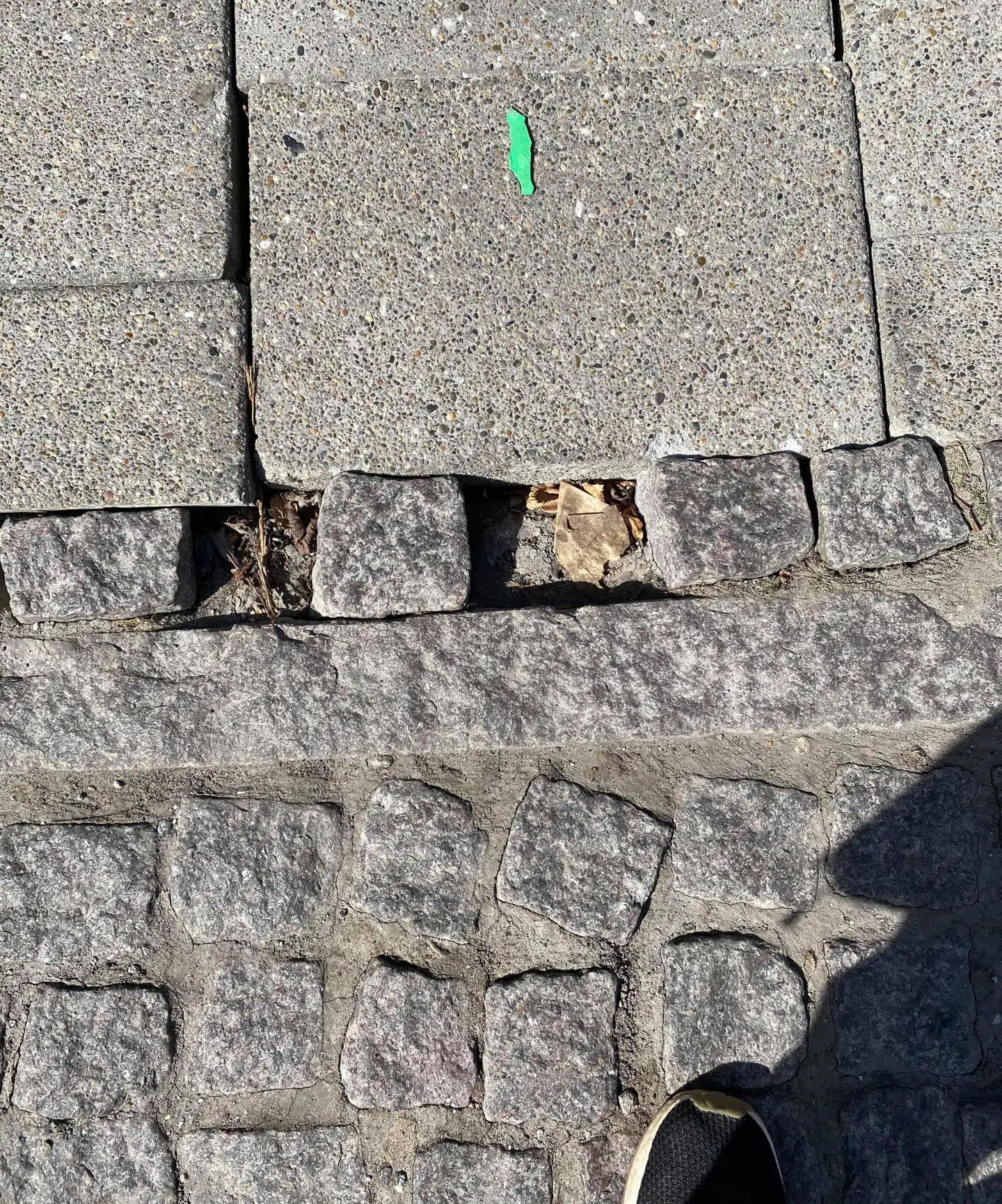 Her er et andet sted ved Kanalhaven, hvor den er gal med skæve sten og fliser.