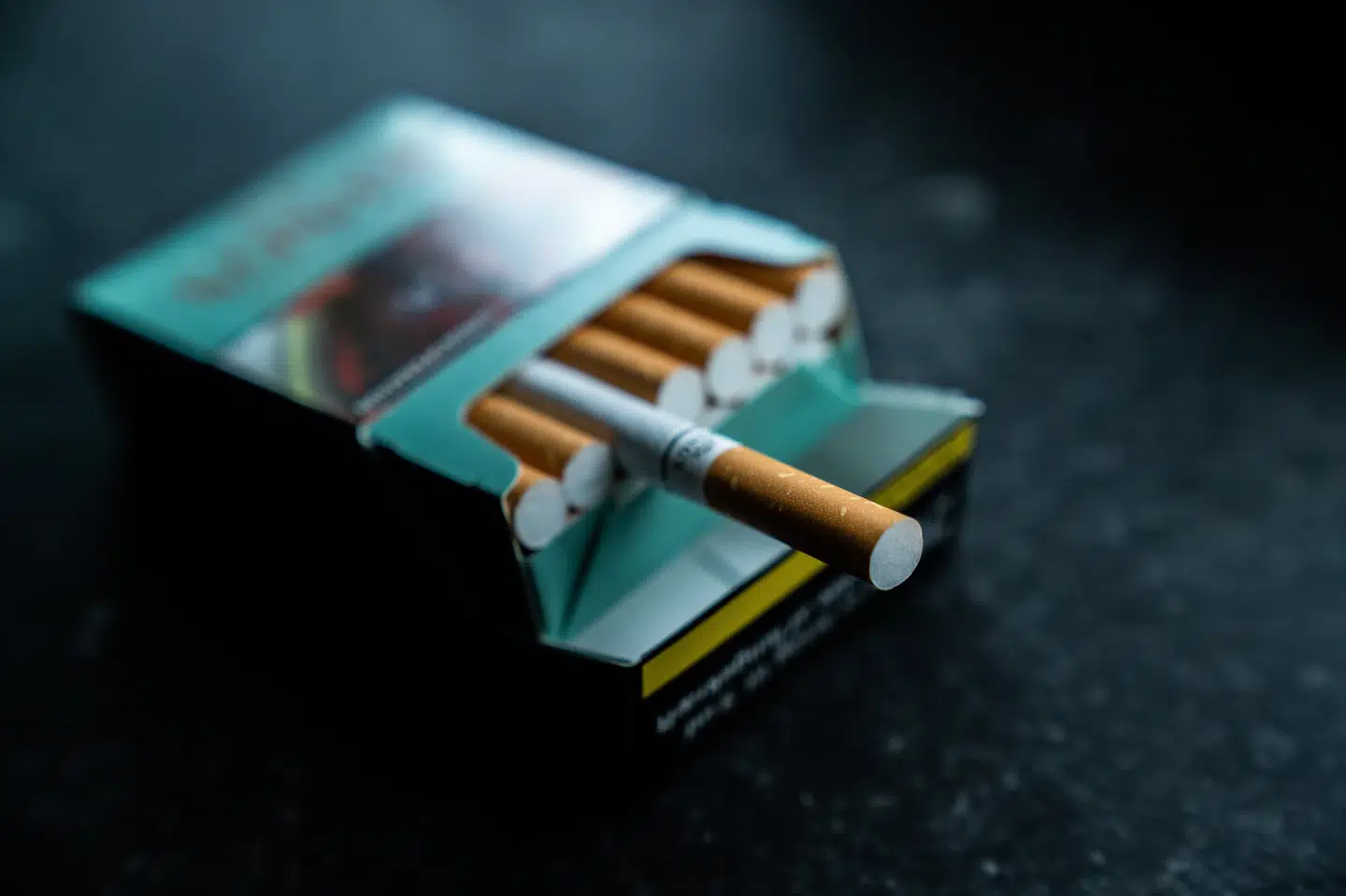Loven om standardiserede tobakspakker gælder cigaretter, rulletobak, tyggetobak, opvarmet tobak, vandpibetobak og e-cigaretter. Derfor kommer man ikke til at se pakker som disse Kings i butikkerne længere fra 1. april næste år. I en overgangsperiode må allerede producerede pakker dog gerne sælges. Standardiseringen gælder ikke cigarer, cigarillos, pibetobak og nikotinposer. (Arkivfoto) Emil Helms/Ritzau Scanpix