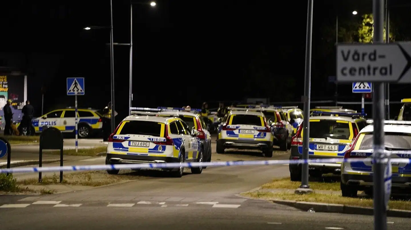 Flere personer er blevet taget med på stationen til afhør.
