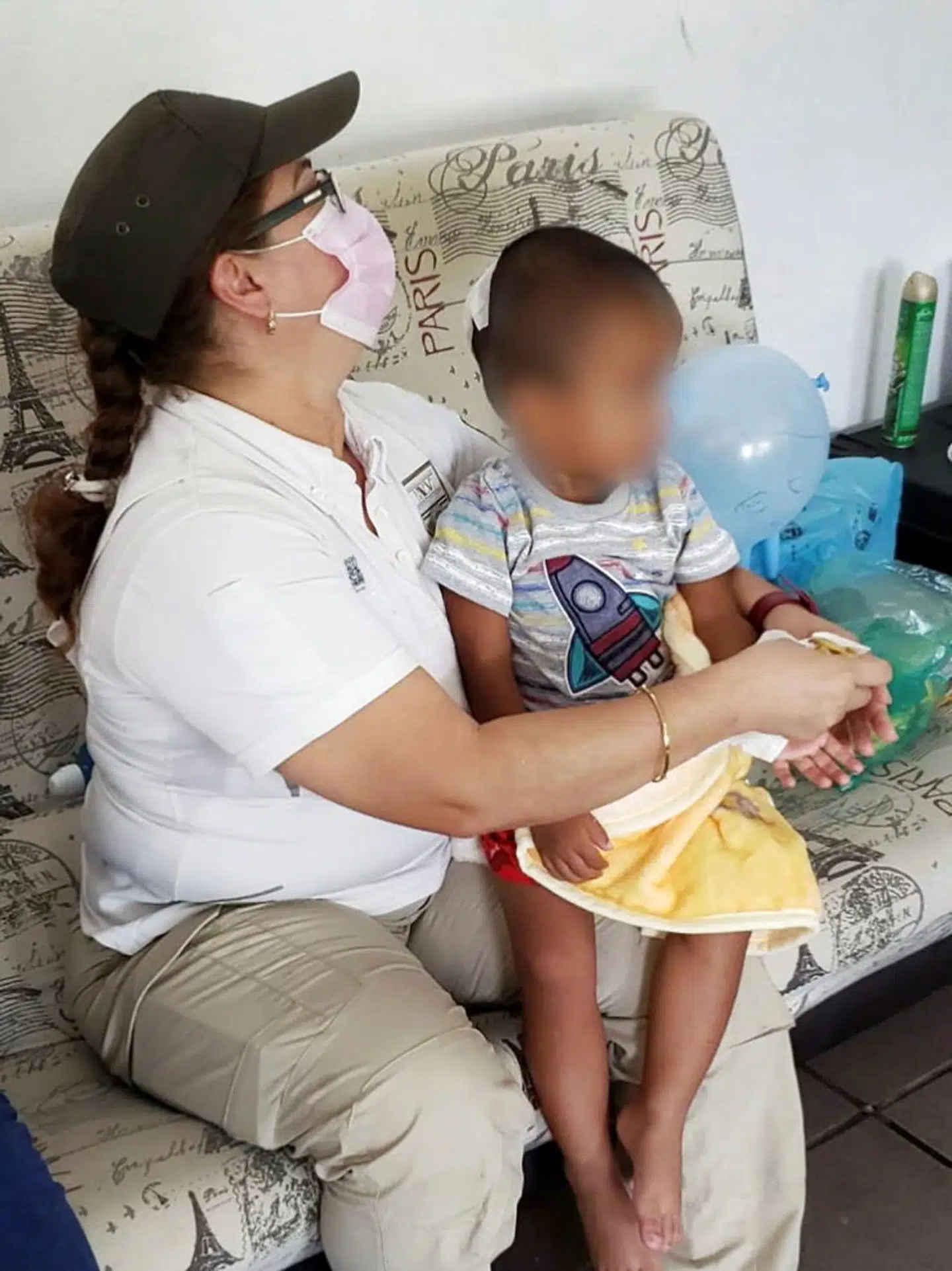 Den 2-årige dreng blev hurtigt hjulpet væk fra stedet og er nu i de sociale myndigheders varetægt, indtil man finder frem til forældre eller anden familie.