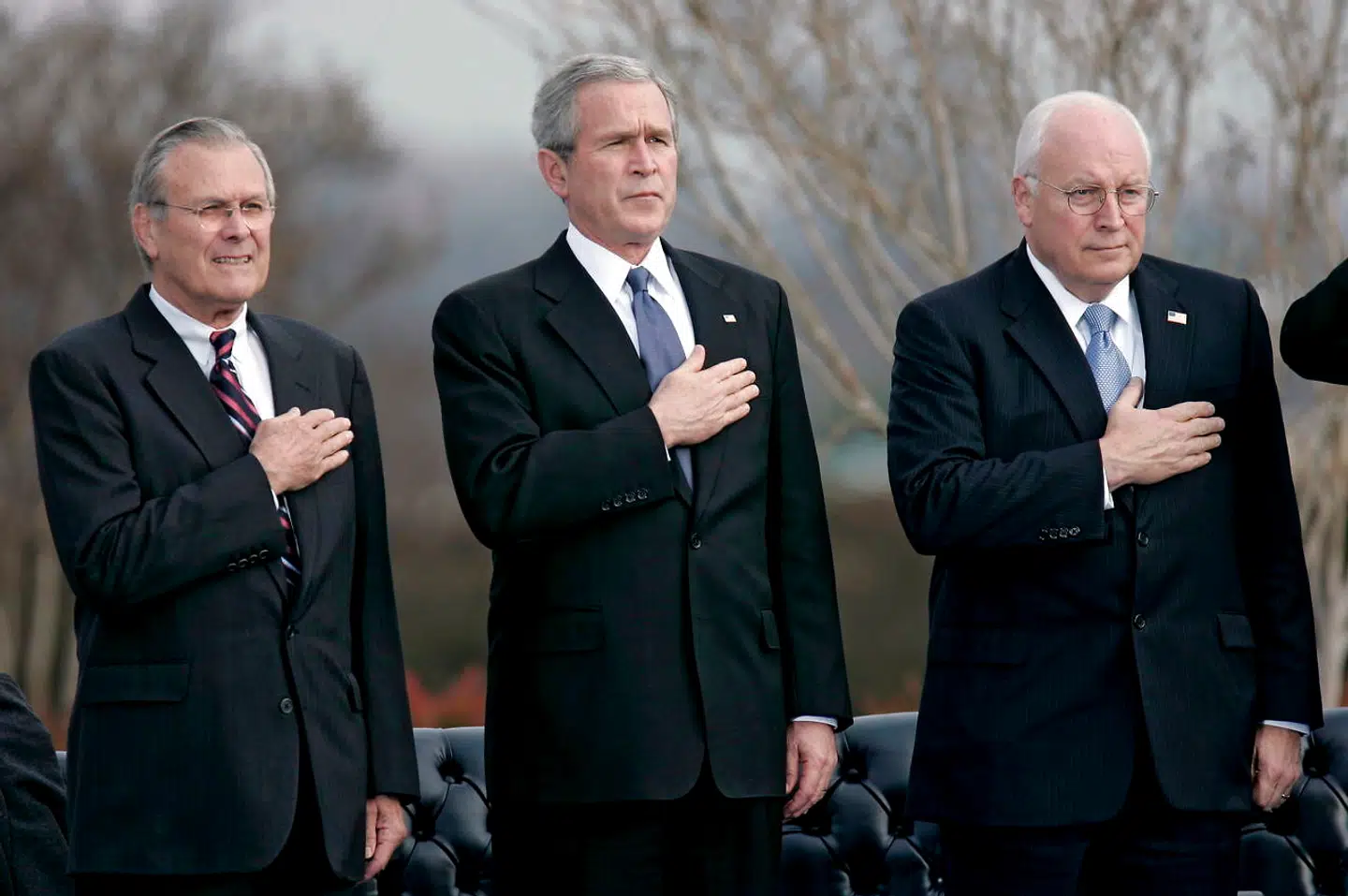 Donald Rumsfeld, der her ses sammen med præsident George W. Bush og vicepræsident Dick Cheney ved Rumsfelds fratrædelsesceremoni i 2006, var blandt andet hjernen bag Irakkrigen.