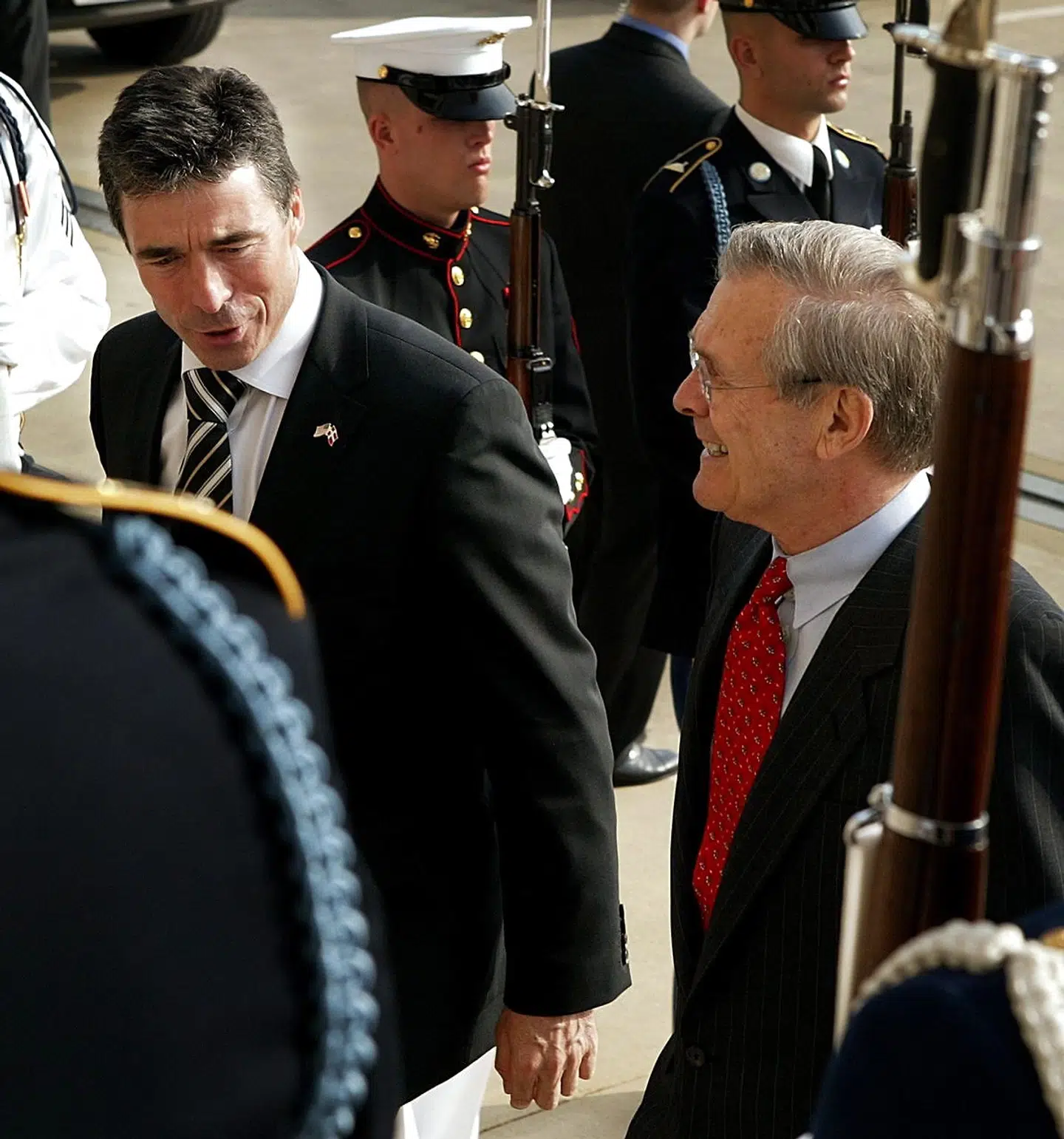 Her ses Donald Ruumsfeld i selskab med daværende statsminister Anders Fogh Rasmussen under et besøg i Washington D.C. i 2003.