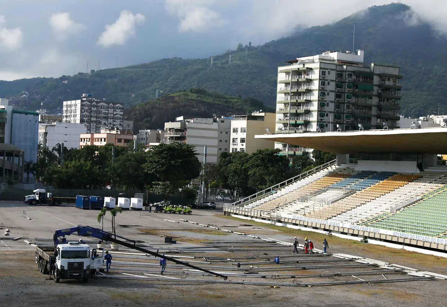 I pandemiens begyndelse blev der blandt andet oprettet et nødhospital ved siden af det berømte fodboldstadion Maracana. March 31, 2020. REUTERS/Pilar Olivares