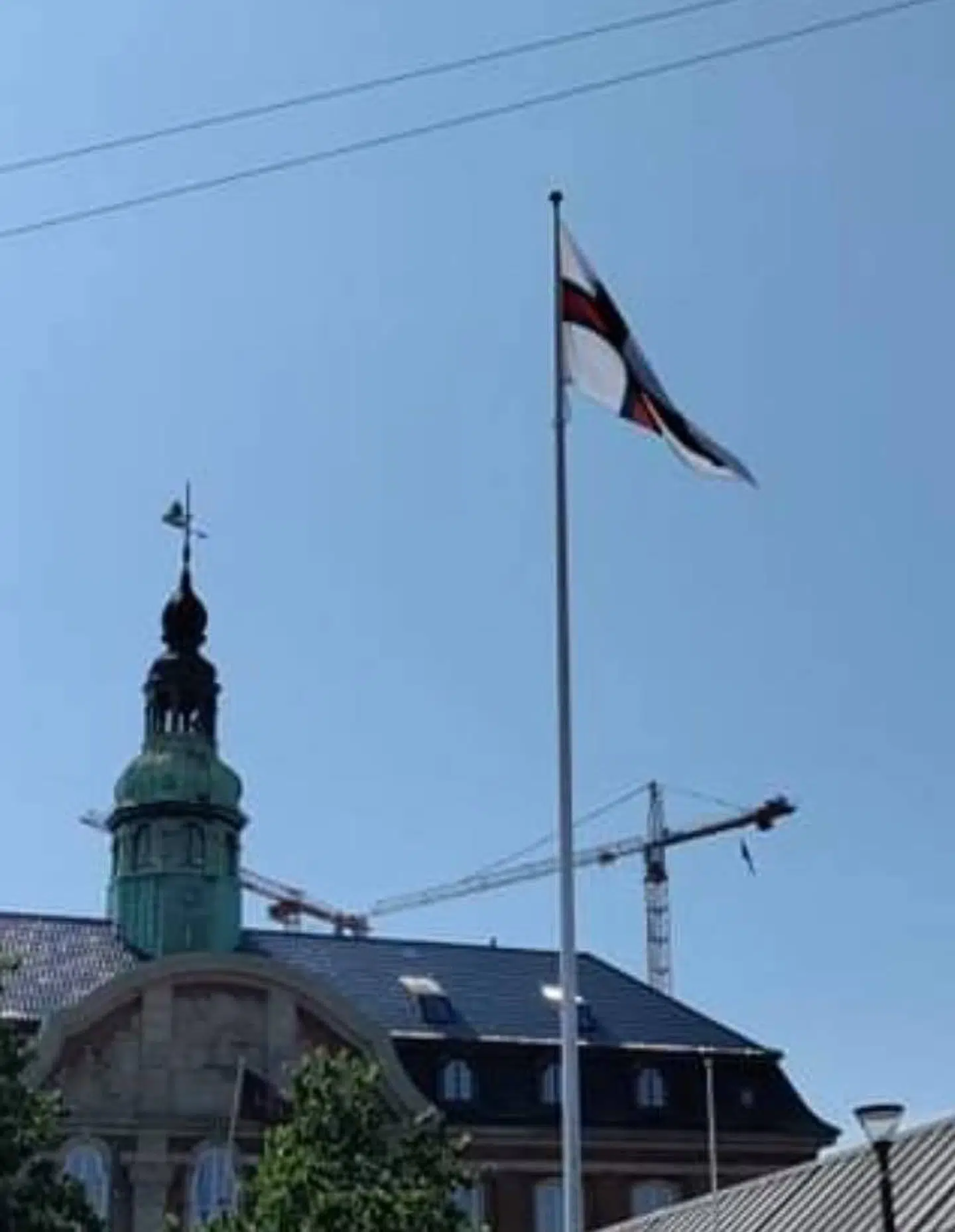 Det færøske flag var hejst en måned for tidligt foran Københavns Hovedbanegård.