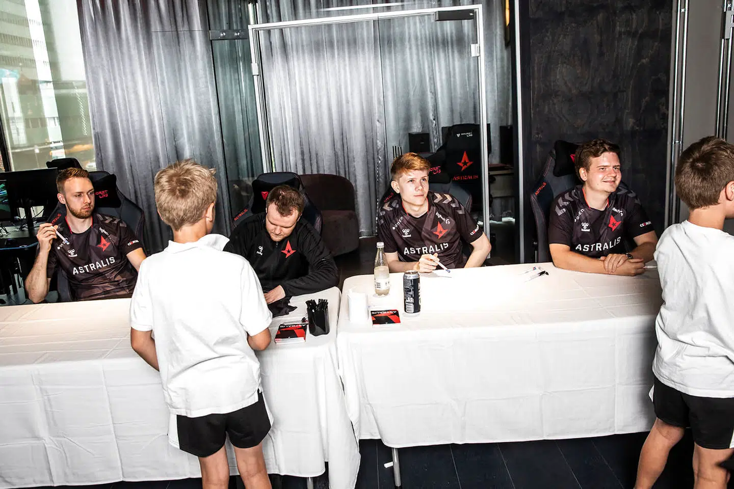 Til åbningen af Astralis Nexus gav esportsorganisationens profesionelle Counter-Strike - Lukas 'gla1ve' Rossander, Andreas 'Xyp9x' Højsleth, Lucas 'Bubzkji' Andersen og Peter 'dupreeh' Rasmussen - autografer til de mange fremmødte.