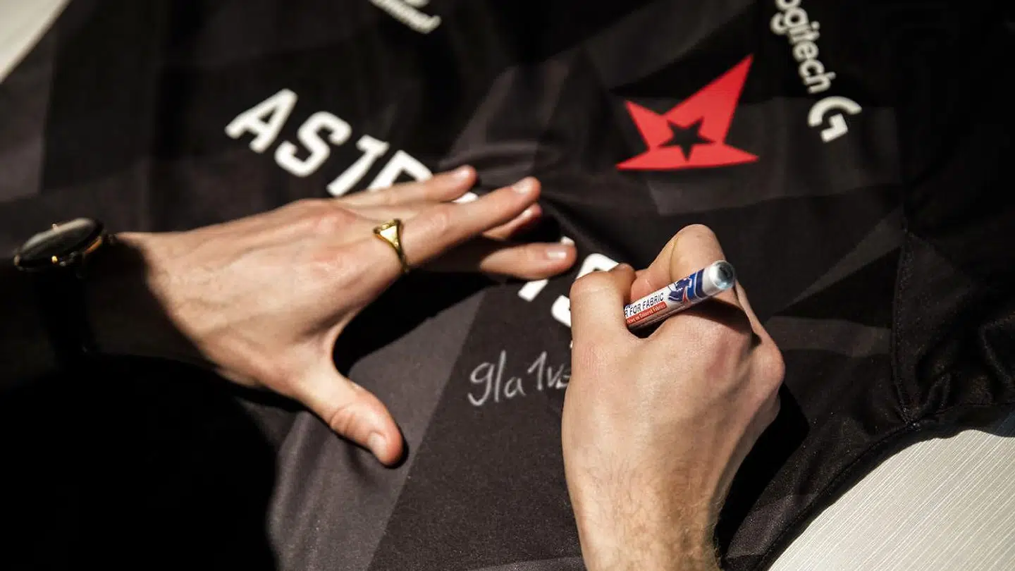 Lukas 'gla1ve' Rossander skrev autografer sammen med resten af Astralis' professionelle CounterStrike-spillere til åbningen af Astralis Nexus' gaming- og underholdningscenter på Tivolihjørnet i København lørdag den 19. juni 2021.