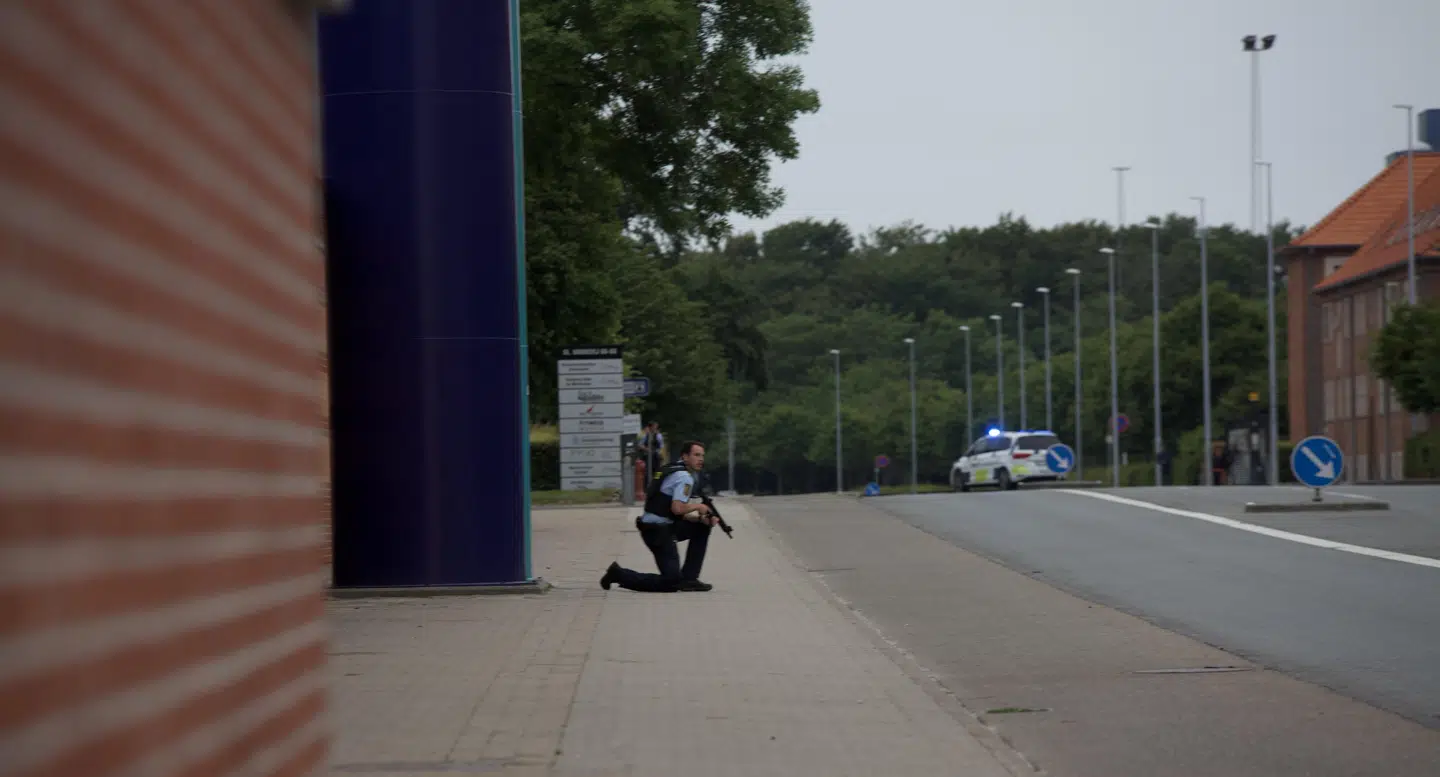 Politiet bærer maskinpistoler ved politiaktionen i Esbjerg