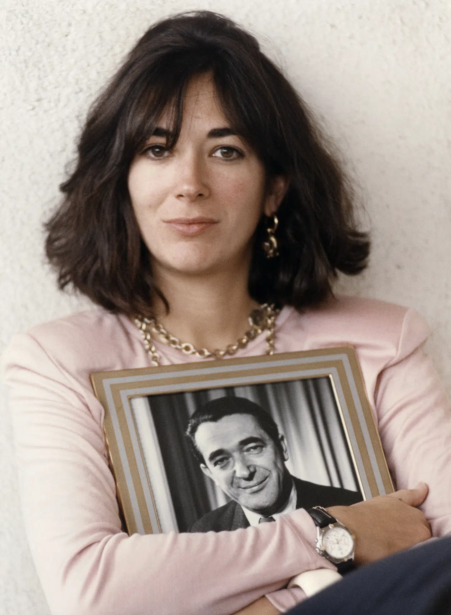 Ghislaine Maxwell med et billede af sin far, Robert Maxwell.