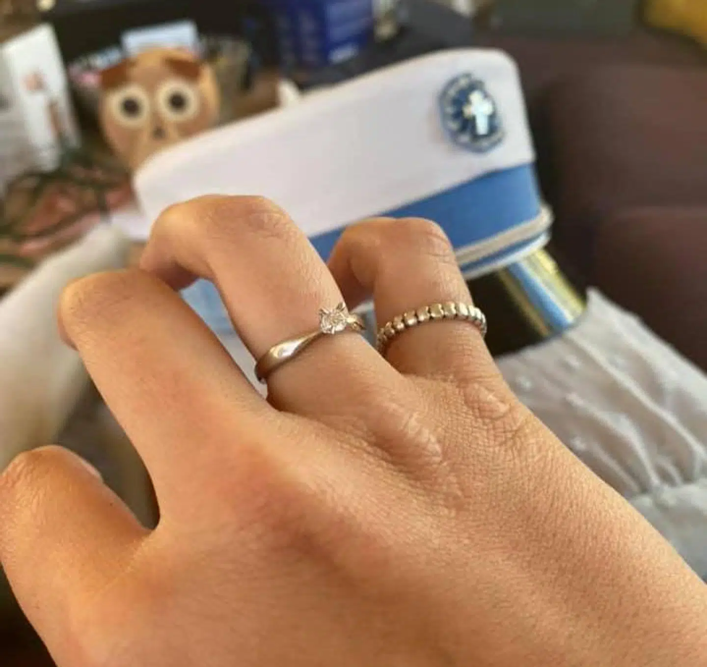 På Facebook har Katrine Videbæk delt billedet af sin ring, som hun er meget, meget glad for.