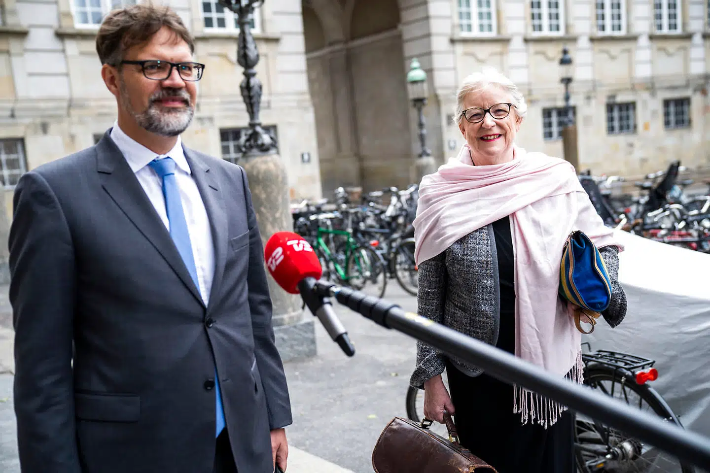 Anklagerne Jon Lauritzen og Anne Birgitte Gammeljord ankommer til forberedende møde om rigsretssagen på Christiansborg 25. juni 2021.