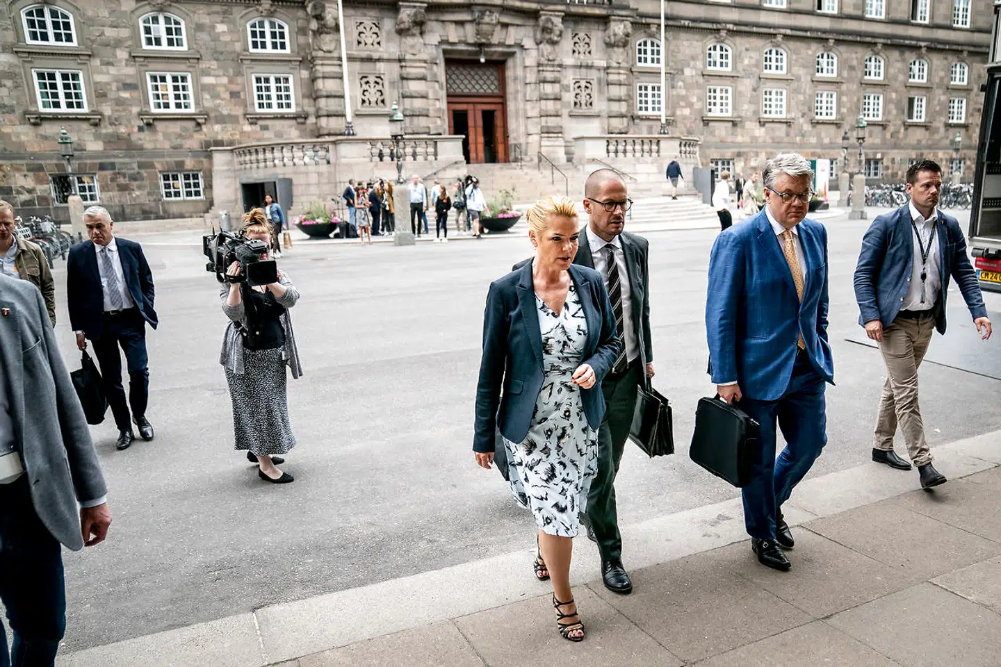 Inger Støjberg efter forberedende møde om rigsretssag mod Inger Støjberg i Landstingssalen på Christiansborg i København, fredag den 25. juni 2021. Sagen begynder 2. september, og der er planlagt 38 retsmøder i sagen, som ventes afsluttet inden jul. Sagen omhandler ulovlig adskillelse af asylpar, hvor den ene part var under 18 år. Parrene havde krav på individuel udredning, men Støjberg kom som udlændingeminister med en instruks i en pressemeddelelse, som gjorde at alle par blev adskilt.