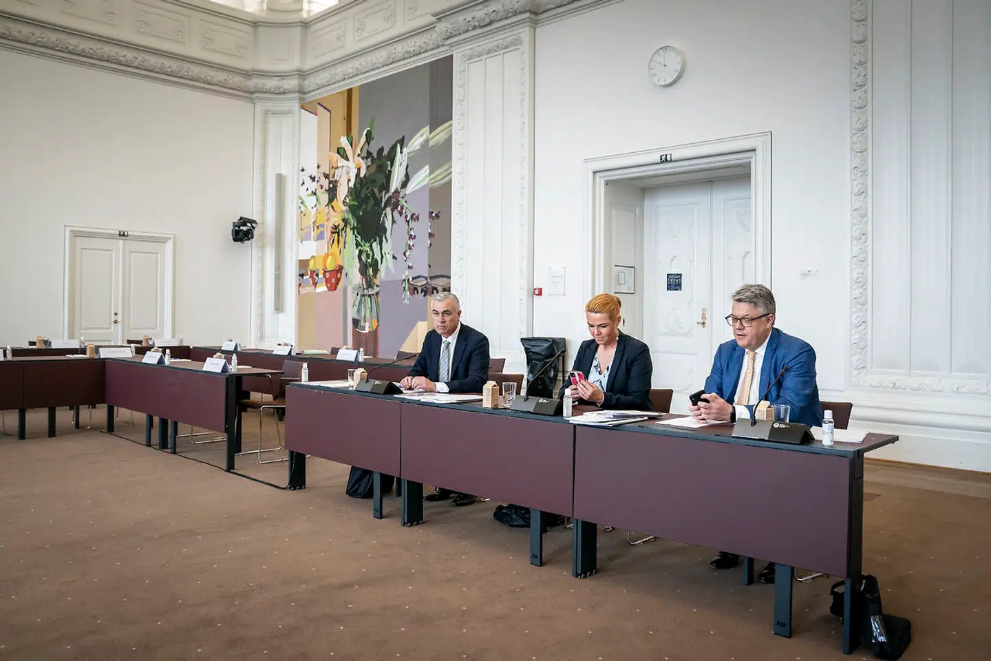 Forsvarer advokat Nicolai Mallet (tv), Inger Støjberg og forsvarer advokat René Offersen (th) i forbindelse med forberedende møde om rigsretssag mod Inger Støjberg i Landstingssalen på Christiansborg i København, fredag den 25. juni 2021. Sagen begynder 2. september, og der er planlagt 38 retsmøder i sagen, som ventes afsluttet inden jul. Sagen omhandler ulovlig adskillelse af asylpar, hvor den ene part var under 18 år. Parrene havde krav på individuel udredning, men Støjberg kom som udlændingeminister med en instruks i en pressemeddelelse, som gjorde at alle par blev adskilt.. (Foto: Mads Claus Rasmussen/Ritzau Scanpix)