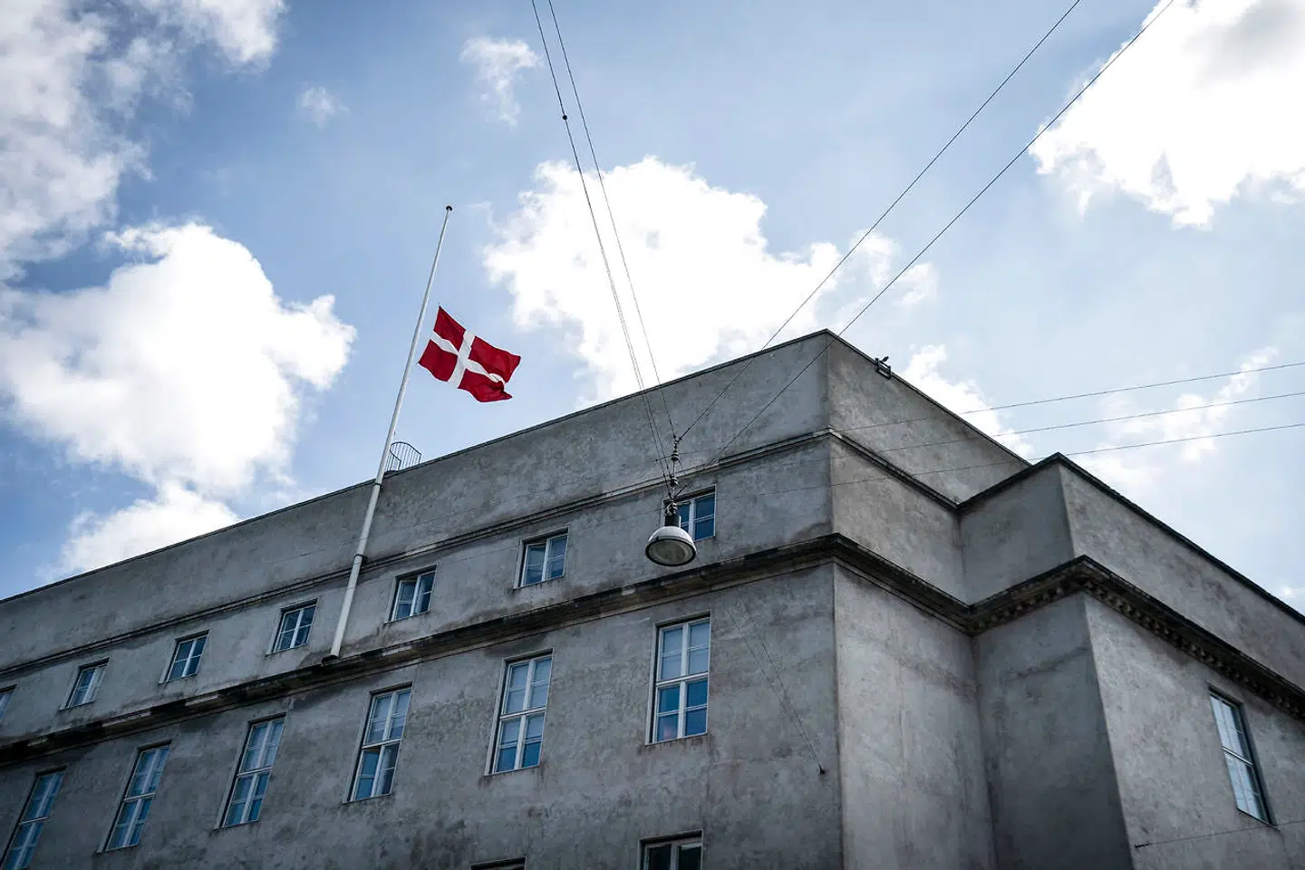 Politigården i København flager på halv efter betjent mistede livet i tjeneste i trafikuheld på Langebro i København, tirsdag den 23. juli 2019. (Foto: Liselotte Sabroe/Ritzau Scanpix)