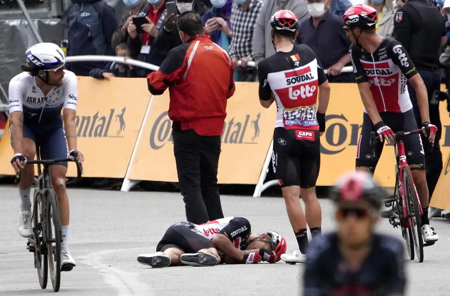 Caleb Ewan kom slemt til skade lige inden mål.