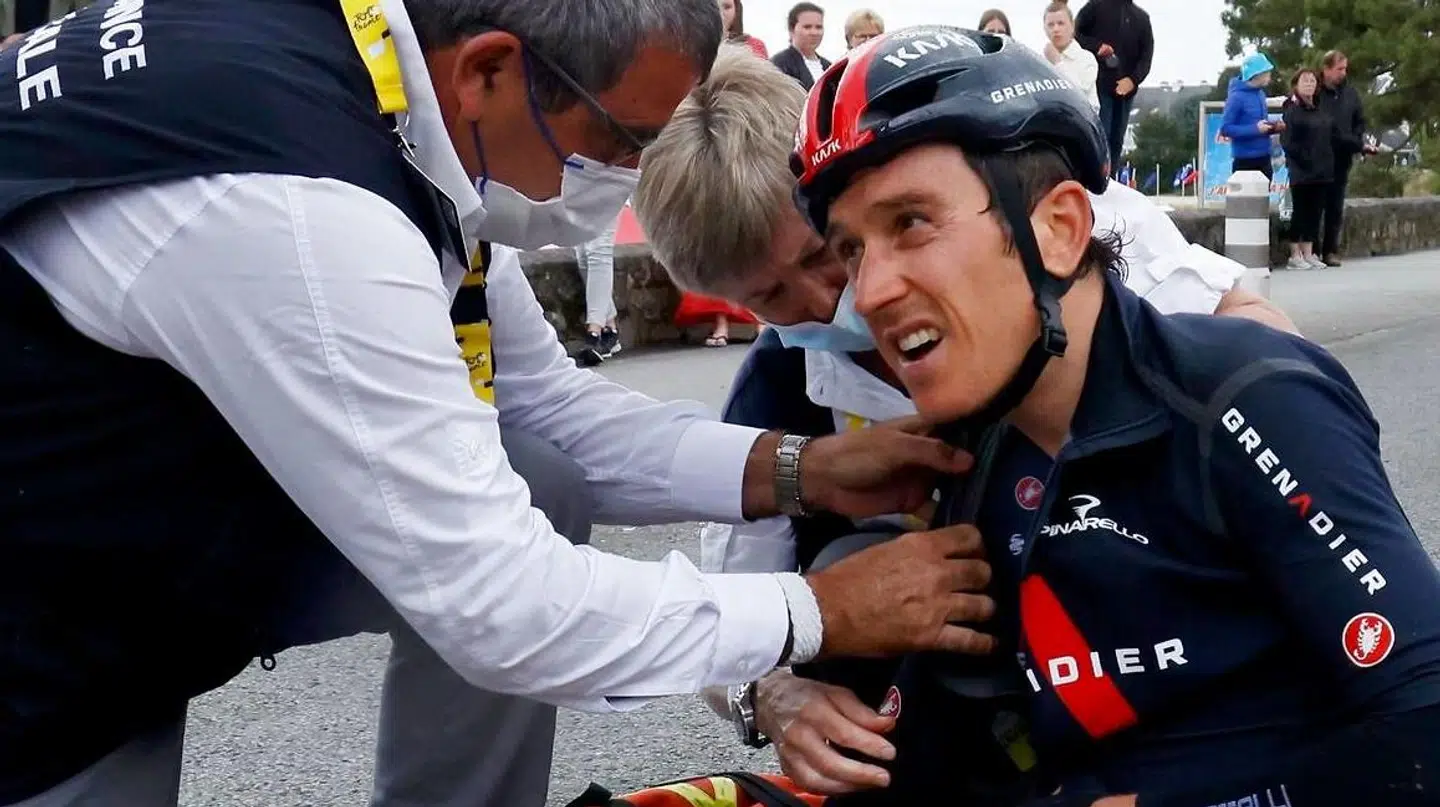 Uheldige Geraint Thomas får sat sin skulder på plads af Tour-lægen