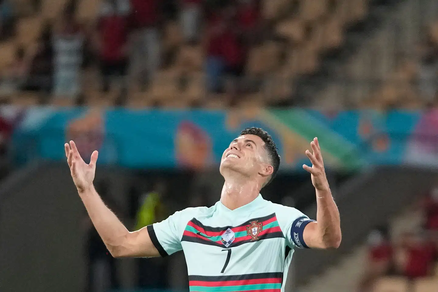 Cristiano Ronaldo slår opgivende ud med armene under søndagens opgør mod Belgien, som endte med et portugisisk nederlag og exit fra EM. Thanassis Stavrakis/Ritzau Scanpix