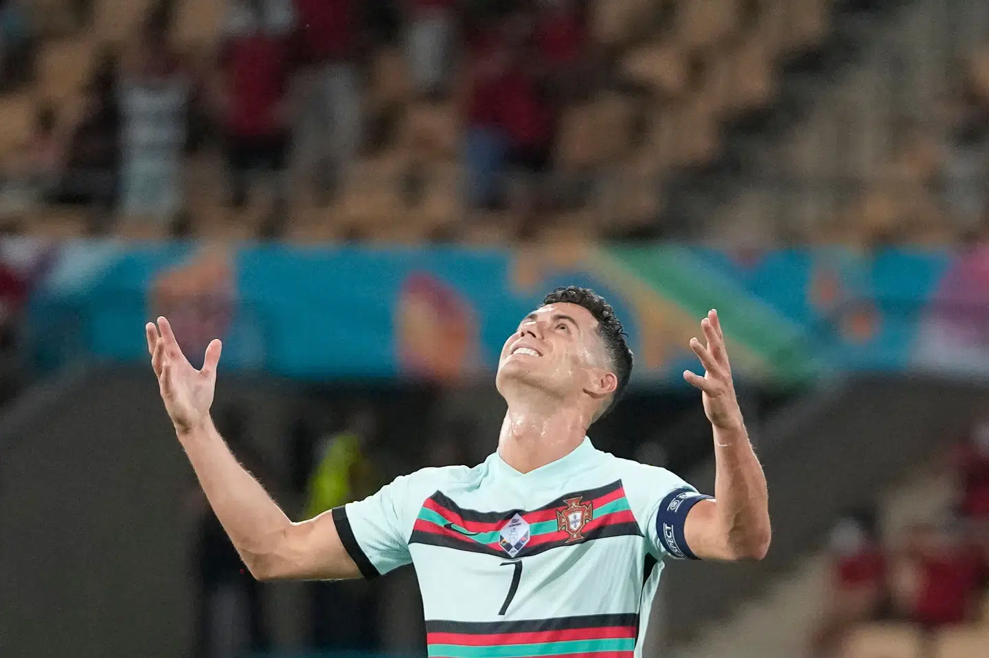 Cristiano Ronaldo slår opgivende ud med armene under søndagens opgør mod Belgien, som endte med et portugisisk nederlag og exit fra EM. Thanassis Stavrakis/Ritzau Scanpix