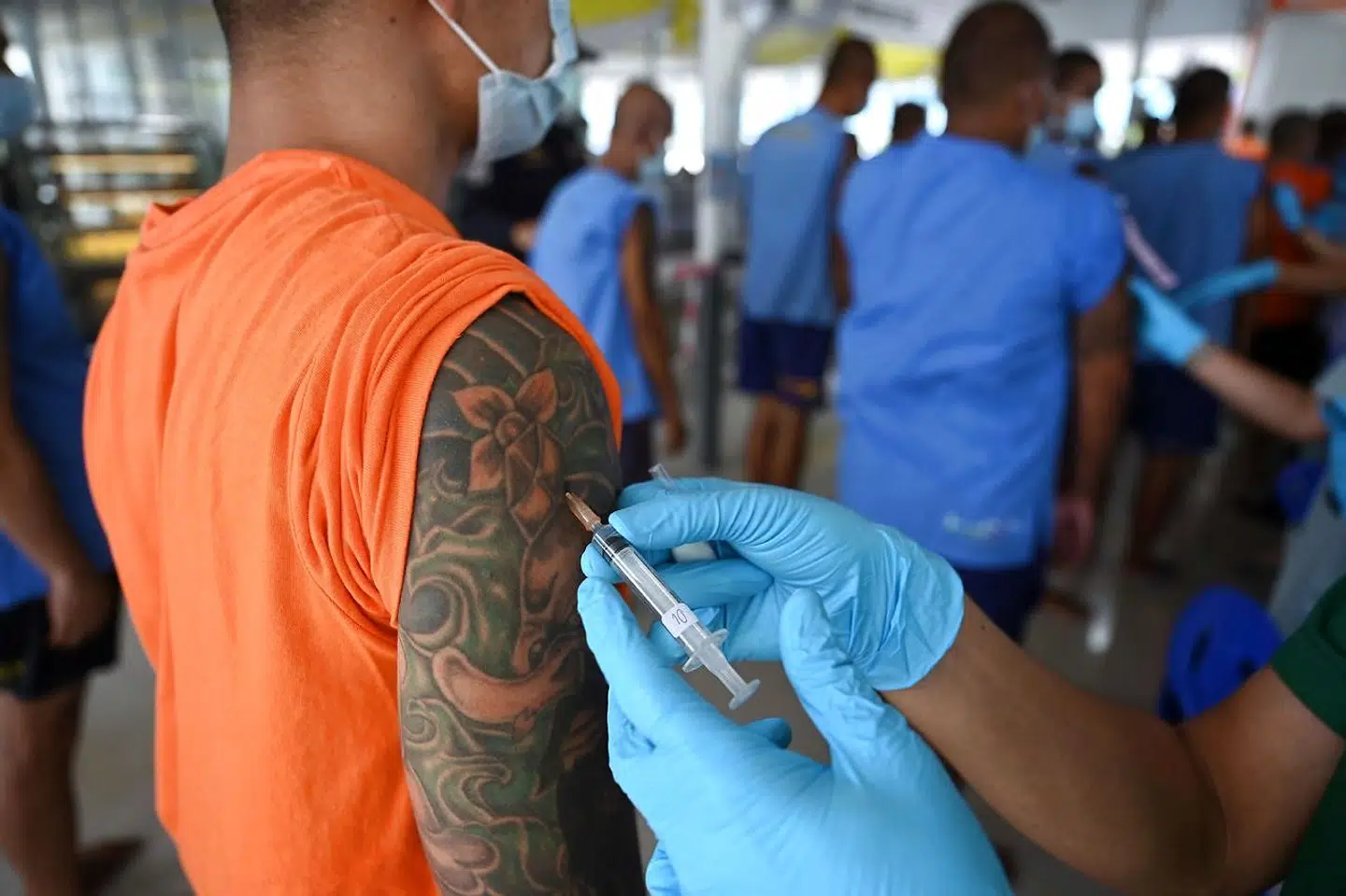 Her får en indsat en dosis af Sinopharms covid-19-vaccine.