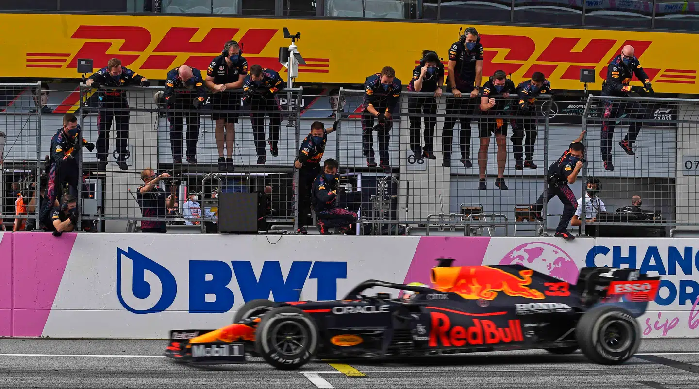 Jublende Red Bull-mekanikere hilser Max Verstappen velkommen i mål efter Steiermarks Grand Prix.