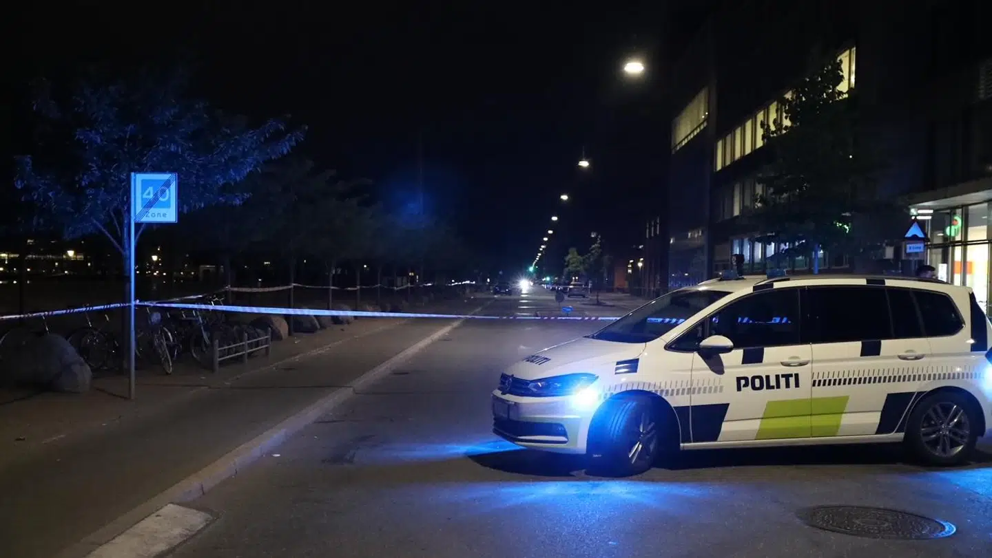 Politiet afspærrede lørdag aften et større stykke ved Islands Brygge efter et knivstikkeri.