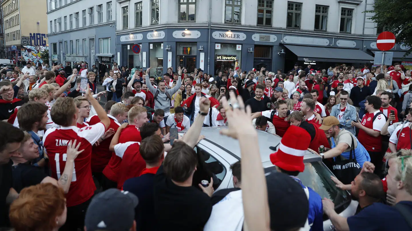 Fans i hobetal fester på Nørrebros Runddel.