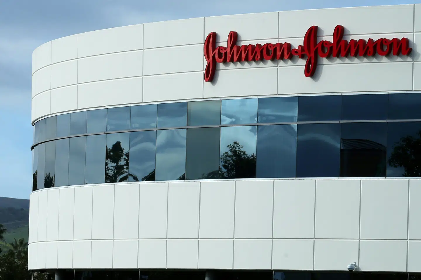Johnson & Johnson har indgået forlig i en opioidsag i delstaten New York. Det betyder, at medicinalselskabet skal betale godt 1,6 milliarder kroner og samtidig indvilger i at stoppe salget af opioider i USA. (Arkivfoto) Mike Blake/Reuters