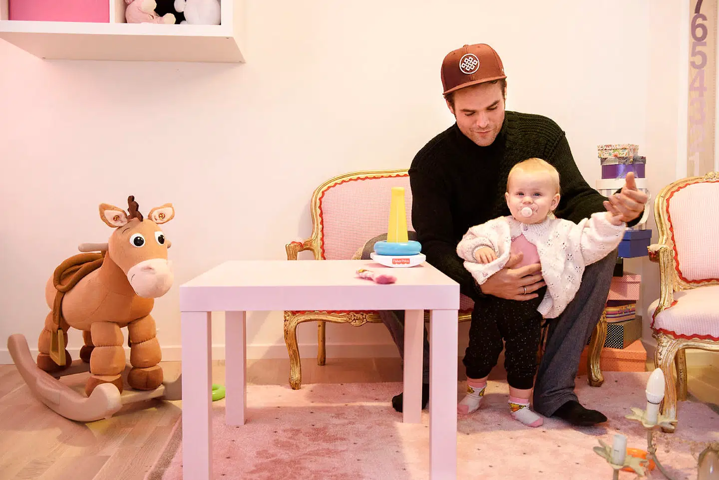 Silas Holst med datteren Maggie My, da hun var 1 år gammel.