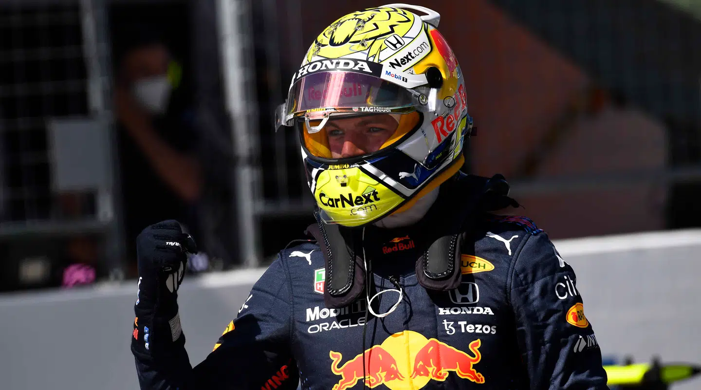 Max Verstappen fejrer sin pole position til Steiermarks Grand Prix på Red Bull Ring.