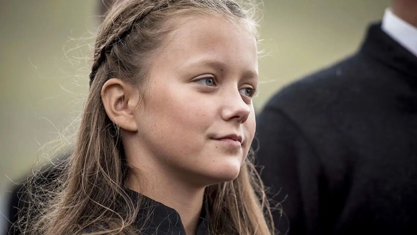 Prinsesse Isabella besøger syngende børn ved Osalund.