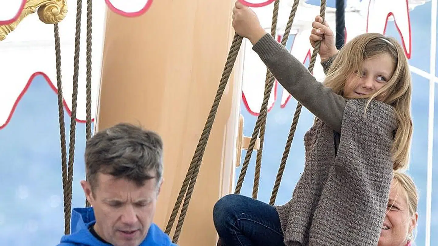 Modtagelse i Havnen i Narsaq Prinsesse Isabella på vej op i tovværket på kongeskibet Dannebrog.