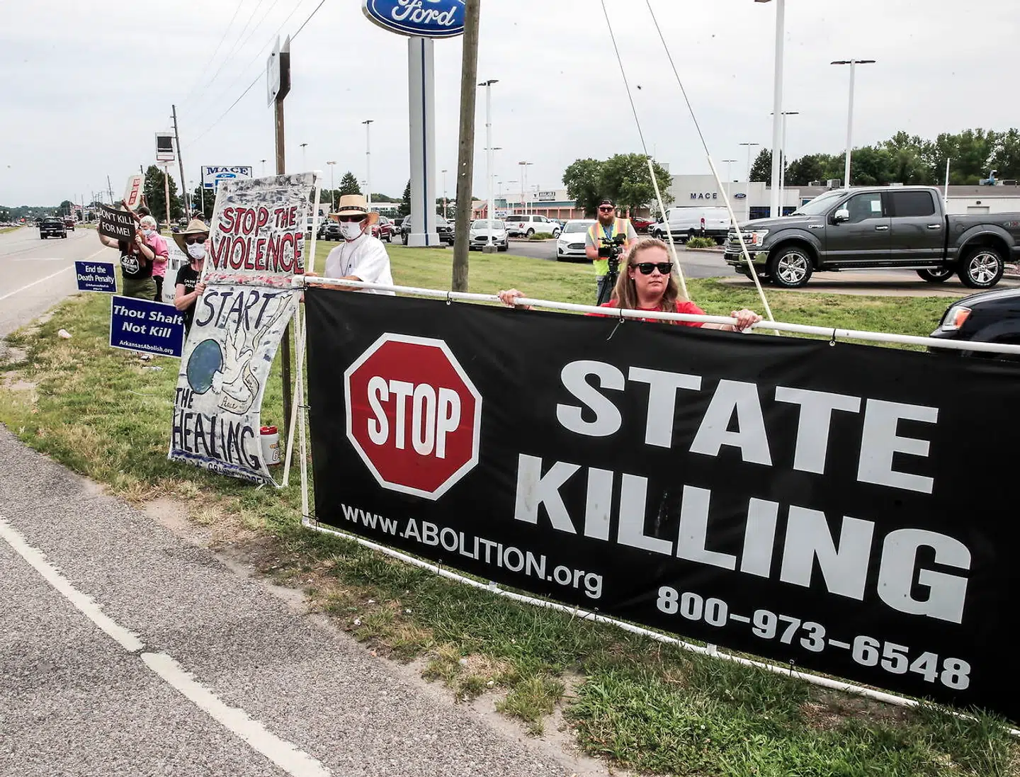 Der bliver protesteret mod dødsdomme nær det føderale fængselskompleks i Terre Haute i Indiana, USA.