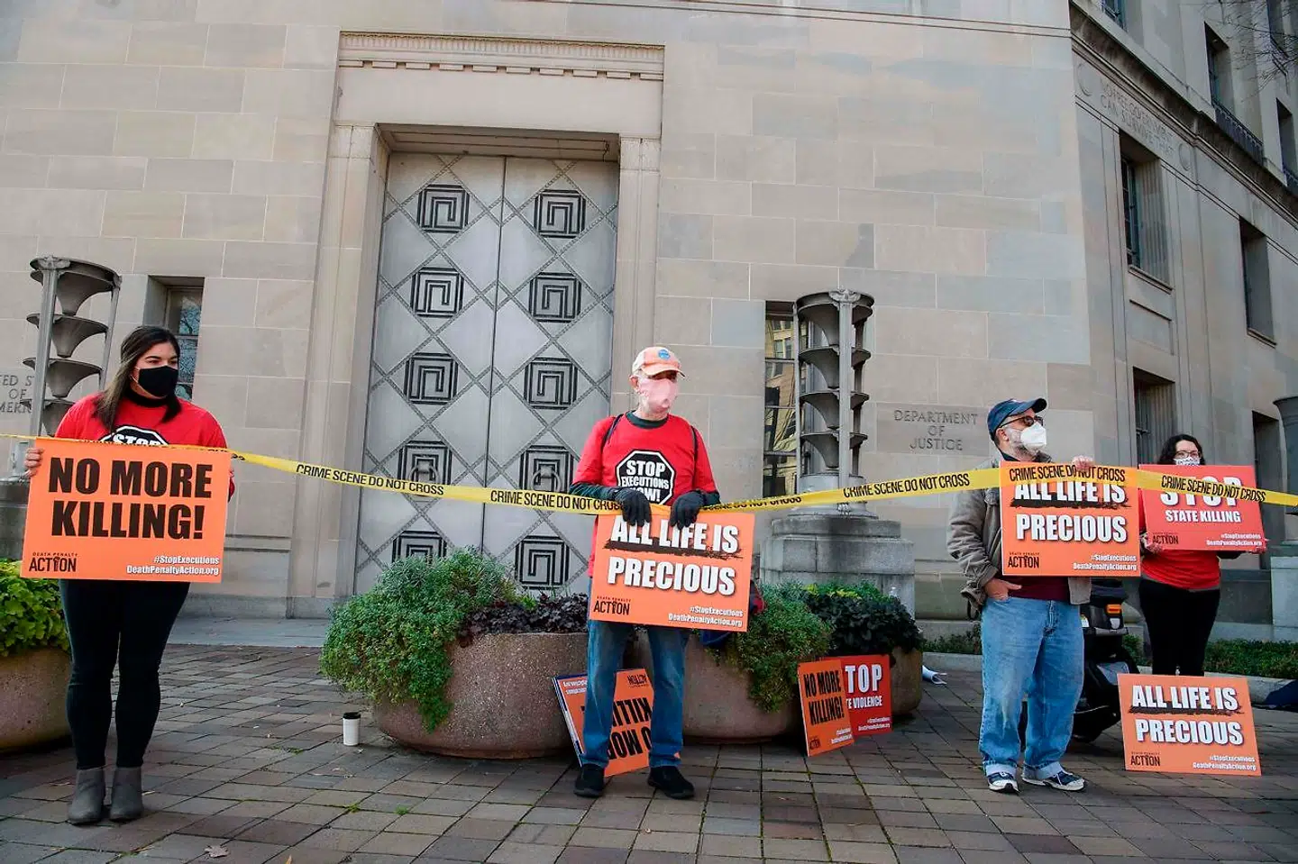 Demonstranterne er på gaden i en protest mod dødsdomme i USA, foran justitsministeriet i Washington.