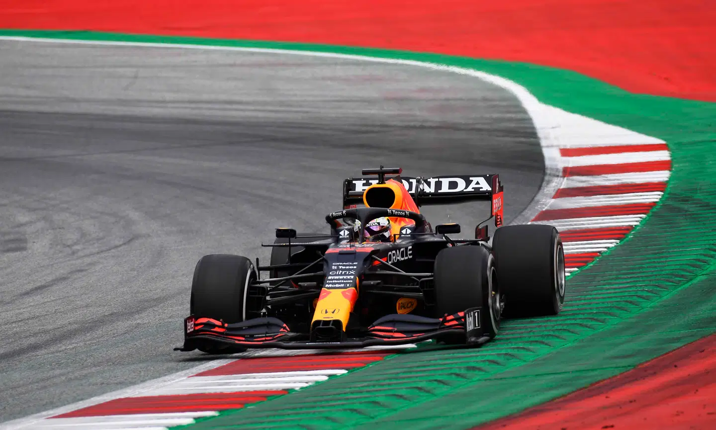 Max Verstappen, der fører VM, var hurtigst under den indledende træning til Steiermarksd Grand Prix på Red Bull Ring.