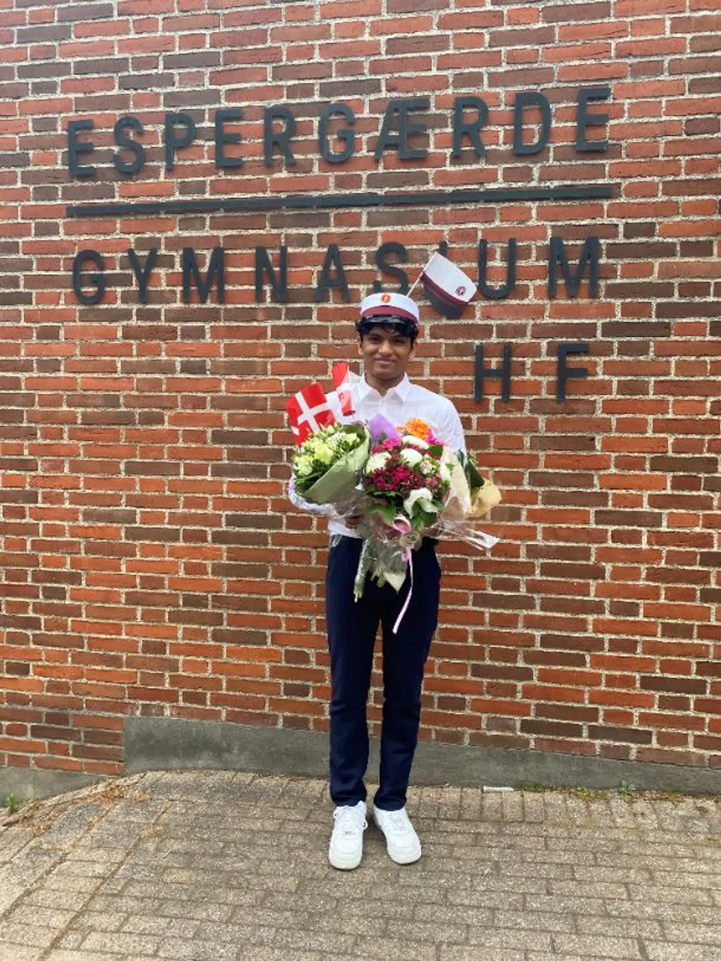 Raaman Krishnapillai er blevet student med 12 i huen og endnu flere 12-taller på beviset. Privatfoto.