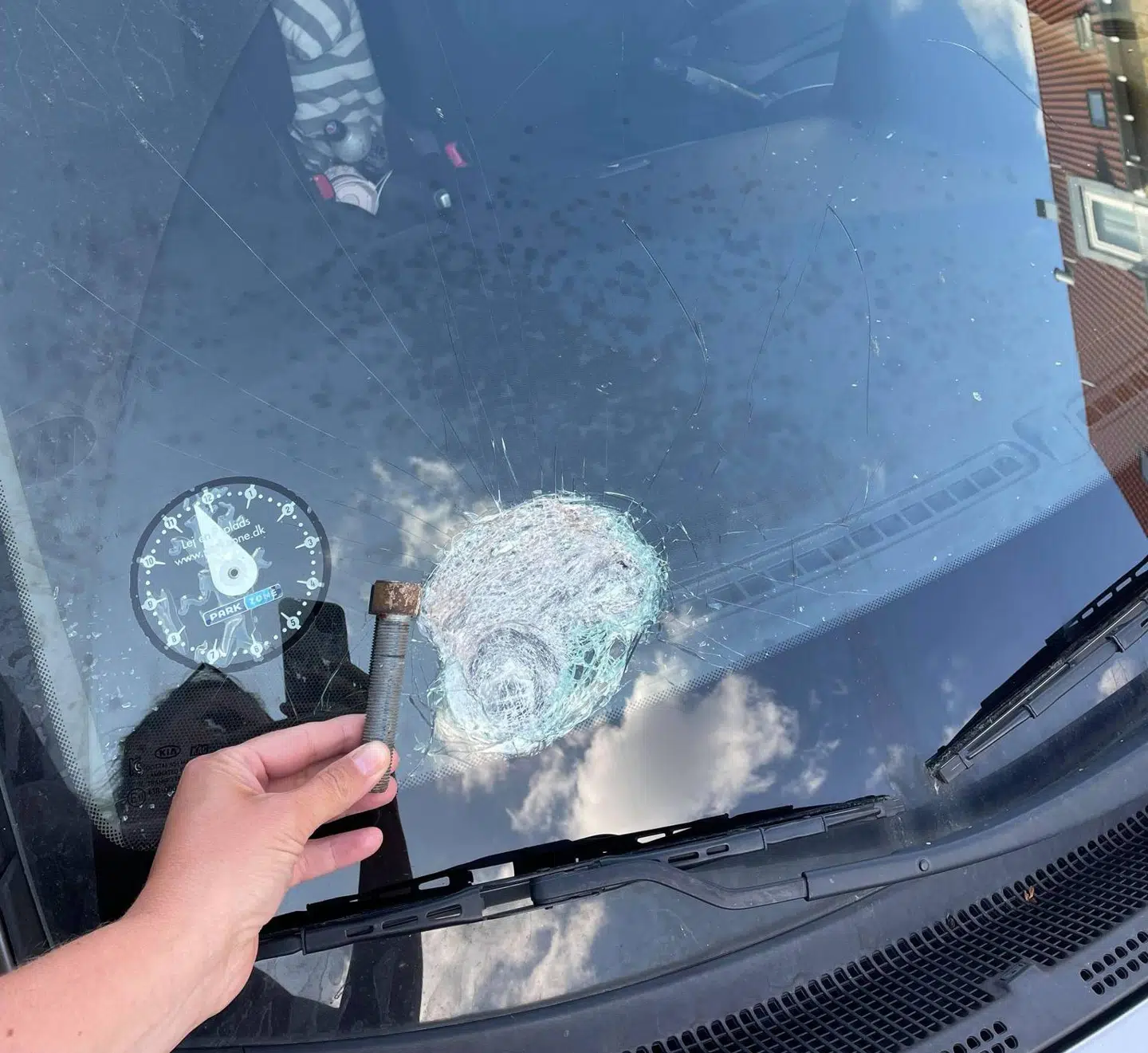 Her ses hjulbolten ved siden af den smadrede rude