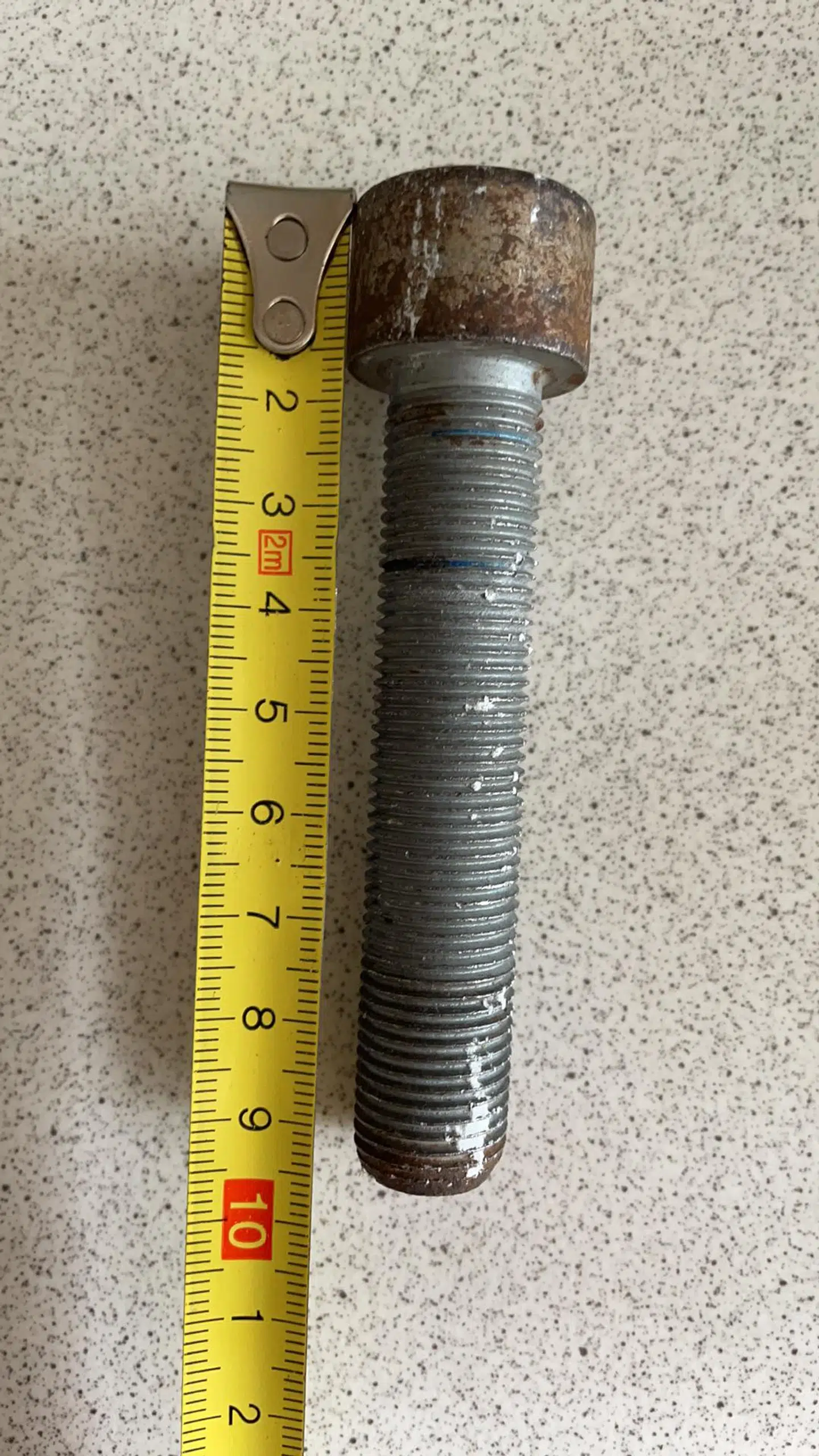 Hjulbolten måler ni og en halv centimeter