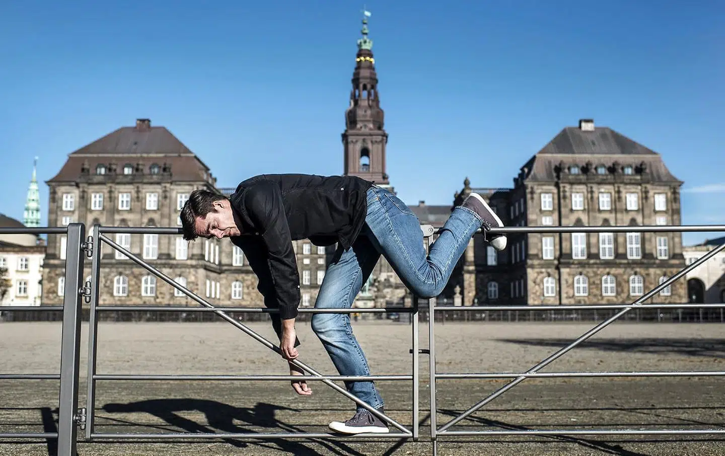 Michael Schøt er vant til at grille de danske politikere og deres beslutninger i sin ugentlige podcast 'Schøtministeriet'.